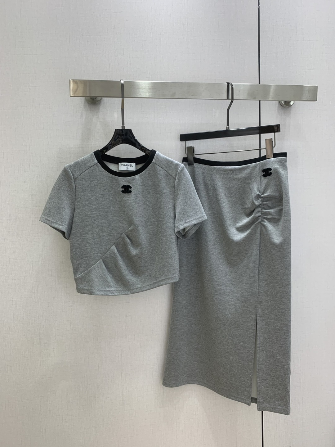 NO:752825,Highly recommended 26 early spring new style color block pleated slit long skirt suit T-shirt + skirt suit double C pattern small logo decoration slit skirt one color SML code high quality ABC, skirts, tees, t-shirt,19860909强烈推荐 26早春新款 拼色褶皱开衩长半裙套装 T恤+半身裙套装 双C图案小徽标装饰 开叉裙摆 一个色 SML码 高品质ABC,,skirts,tees，t-shirt,,Women's clothing