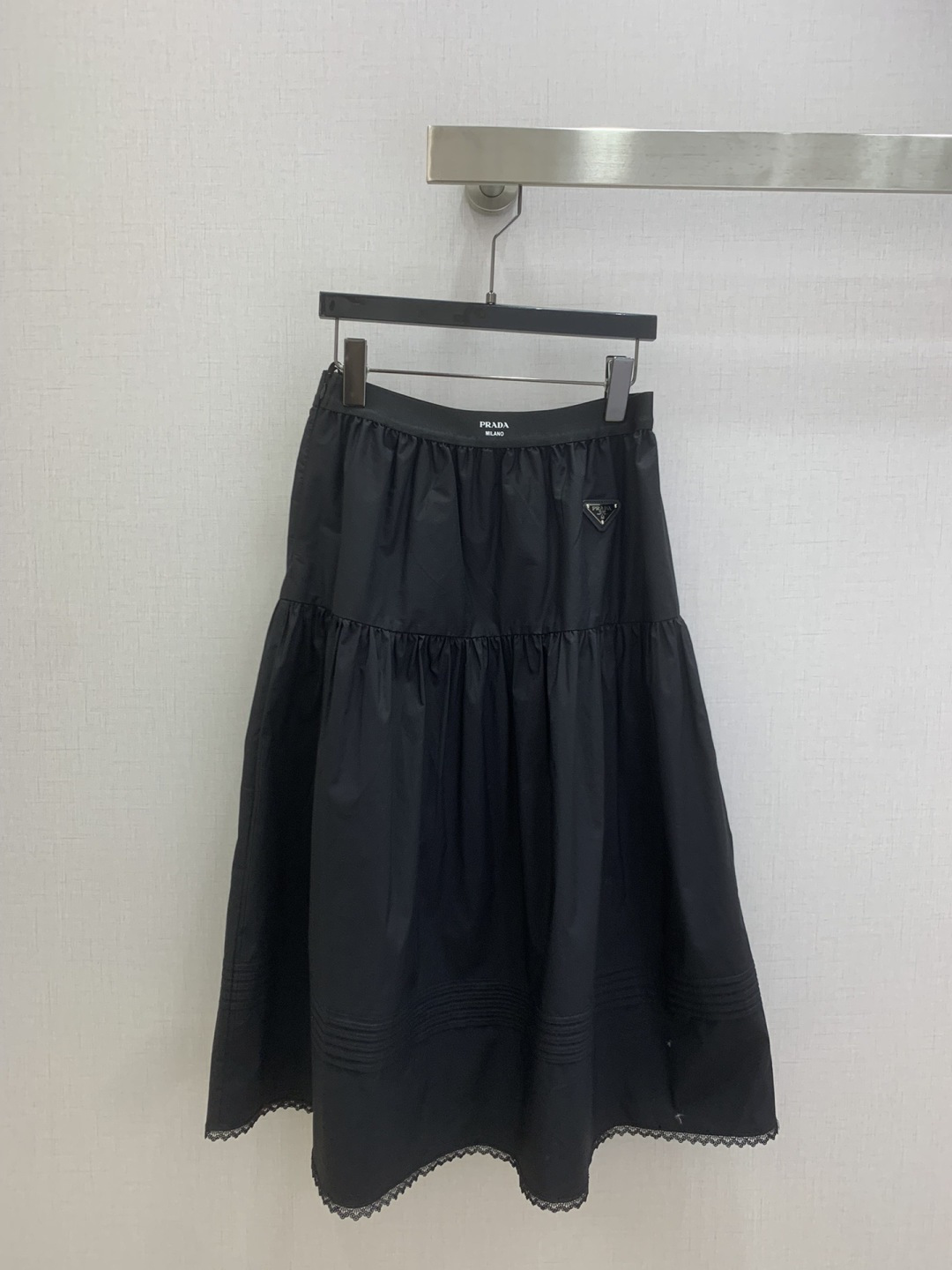 NO:752831,Highly recommended for 26th early spring new product. Ribbon pleated triangle length skirt. Pleated to hide the flesh and make the legs look slimmer. The fabric hangs smoothly and is not easy to wrinkle. The light and flowing hem is full of design and highlights the brand charm. A pleated skirt can be matched with all the tops in the wardrobe to easily have a fashionable temperament. Two colors, SMLXL code, high quality AB,,skirts,19860909强烈推荐 26早春新品 织带褶皱三角标长半裙 压褶藏肉显瘦特显腿长 面料顺垂不易皱 轻盈飘逸下摆设计感十足 彰显品牌魅力 一条压褶裙搭配衣柜里所有上衣轻松拥有时髦的气质 两个色 SMLXL码 高品质AB,,skirts,,Women's clothing