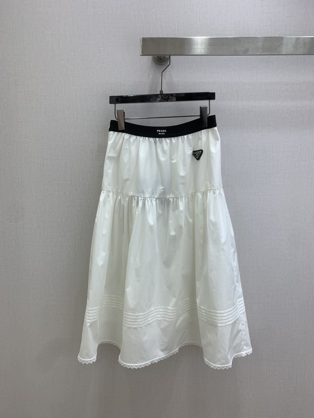 NO:752837,Highly recommended for 26th early spring new product. Ribbon pleated triangle length skirt. Pleats hide the flesh and make the legs slimmer and longer. The fabric hangs smoothly and is not easy to wrinkle. The light and elegant hem is full of design and highlights the brand charm. A pleated skirt can be matched with all the tops in the wardrobe to easily have a fashionable temperament. Two colors. SMLXL code. High quality ABC,,skirts,19860909强烈推荐 26早春新品 织带褶皱三角标长半裙 压褶藏肉显瘦特显腿长 面料顺垂不易皱 轻盈飘逸下摆设计感十足 彰显品牌魅力 一条压褶裙搭配衣柜里所有上衣轻松拥有时髦的气质 两个色 SMLXL码 高品质ABC,,skirts,,Women's clothing