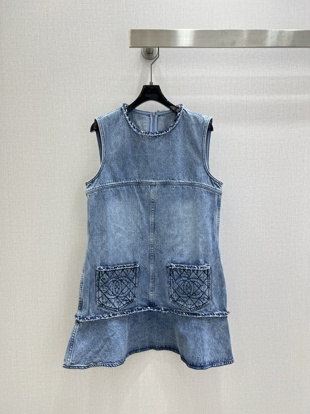 NO:752843,Highly recommended 26 early spring new denim series. Pocket double C vest denim dress. Good looks. A series of products. Versatile and hassle-free. It just feels very clean. A must-have for everyone. It is really great. Washed denim cotton that feels very comfortable. Distressed and fermented style. One color. SML code. High quality ABC,,skirts,19860909强烈推荐 26早春新款牛仔系列 口袋双C背心牛仔连衣裙 高颜值 一系列出品 百搭无烦恼 就是很干净的感觉 人手必备 真的很赞 手感很舒服的洗水牛仔棉 做旧酵洗造型 一个色 SML码 高品质ABC,,skirts,,Women's clothing