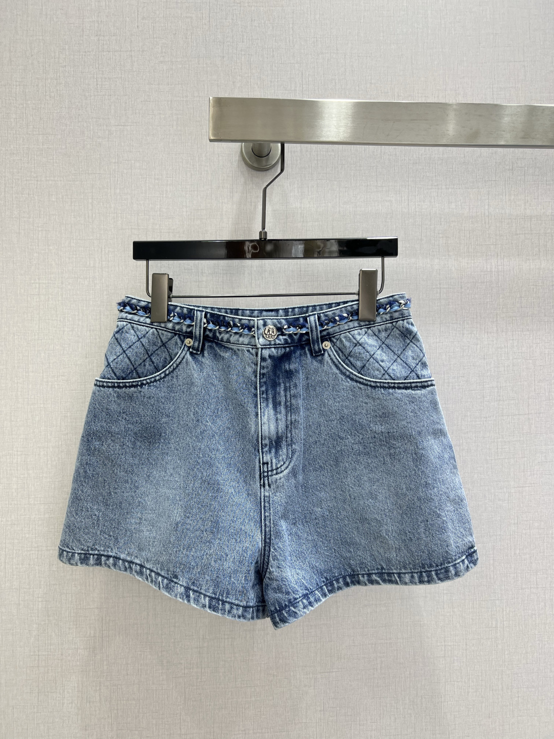 NO:752849,Highly recommended 26 early spring new denim series. Double C denim shorts with pockets. Good looks. A series of products. Versatile and hassle-free. It feels very clean. A must-have for everyone. It’s really great. Washed denim cotton that feels very comfortable. Distressed and fermented style. One color. SML code. High quality ABC,,shorts.19860909强烈推荐 26早春新款牛仔系列 口袋双C牛仔短裤 高颜值 一系列出品 百搭无烦恼 就是很干净的感觉 人手必备 真的很赞 手感很舒服的洗水牛仔棉 做旧酵洗造型 一个色 SML码 高品质ABC,,shorts,,Women's clothing