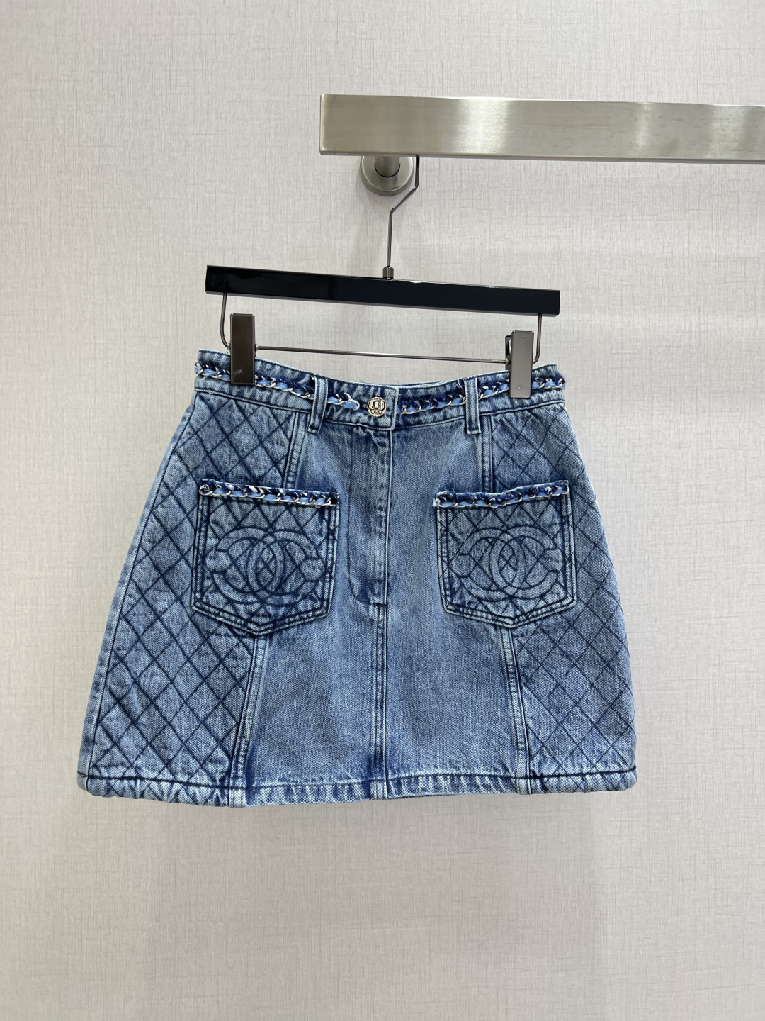 NO:752853,Highly recommended 26 early spring new denim series. Double C denim skirt with pockets. Good looks. A series of products. Versatile and hassle-free. It just feels very clean. A must-have for everyone. It’s really great. Washed denim cotton that feels very comfortable. Distressed and fermented style. One color. SML code. High quality ABC,,skirts.19860909强烈推荐 26早春新款牛仔系列 口袋双C牛仔半裙 高颜值 一系列出品 百搭无烦恼 就是很干净的感觉 人手必备 真的很赞 手感很舒服的洗水牛仔棉 做旧酵洗造型 一个色 SML码 高品质ABC,,skirts,,Women's clothing