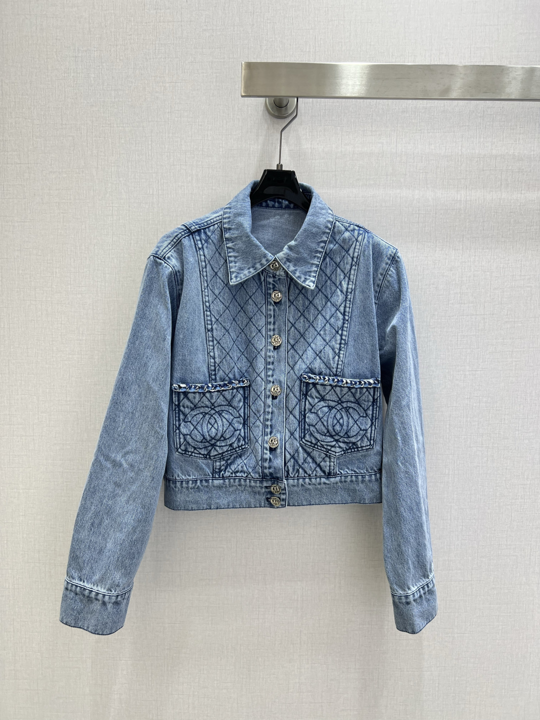 NO:752855,Highly recommended 26 early spring new denim series. Double C denim jacket with pockets. Good looks. A series of products. Versatile and hassle-free. It feels very clean. A must-have for everyone. It’s really great. Washed denim cotton that feels very comfortable. Old fermented wash style. One color. SML code. High quality ABC, jackets & coats.19860909强烈推荐 26早春新款牛仔系列 口袋双C牛仔外套 高颜值 一系列出品 百搭无烦恼 就是很干净的感觉 人手必备 真的很赞 手感很舒服的洗水牛仔棉 做旧酵洗造型 一个色 SML码 高品质ABC,,jackets & coats,,Women's clothing