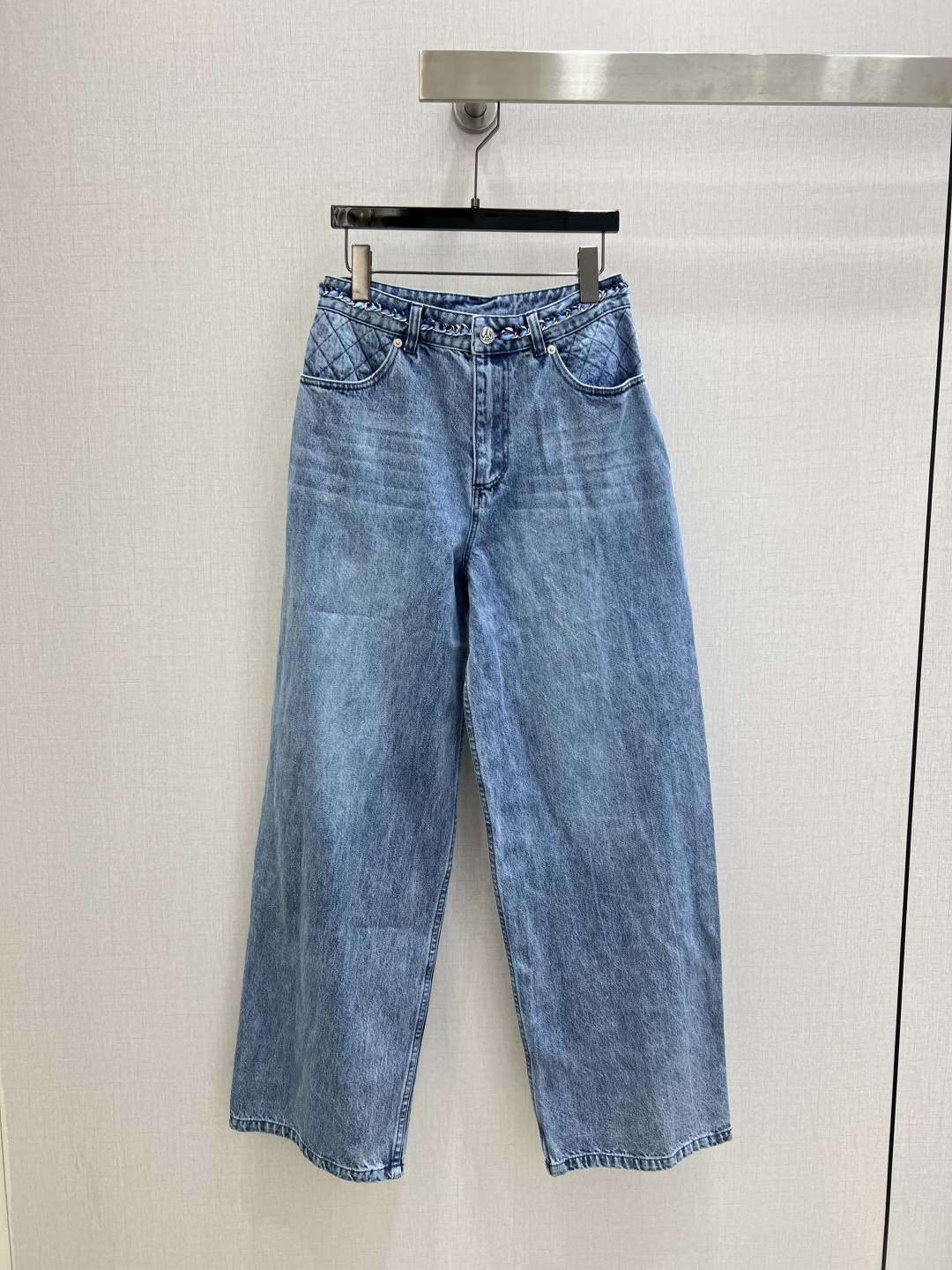 NO:752859,Highly recommended for the early spring of 26, the new rhombus denim straight trousers have good looks and are produced in a series. They are versatile and worry-free. They just have a very clean feeling. They are a must-have for everyone. They are really great!  Washed denim cotton that feels very comfortable, aged fermentation-washed shape, one color, SML code, high quality ABC,,19860909强烈推荐 26早春新款 菱格纹牛仔直筒长裤 高颜值 一系列出品 百搭无烦恼 就是很干净的感觉 人手必备 真的很赞！ 手感很舒服的洗水牛仔棉 做旧酵洗造型 一个色 SML码 高品质ABC,,,Women's clothing