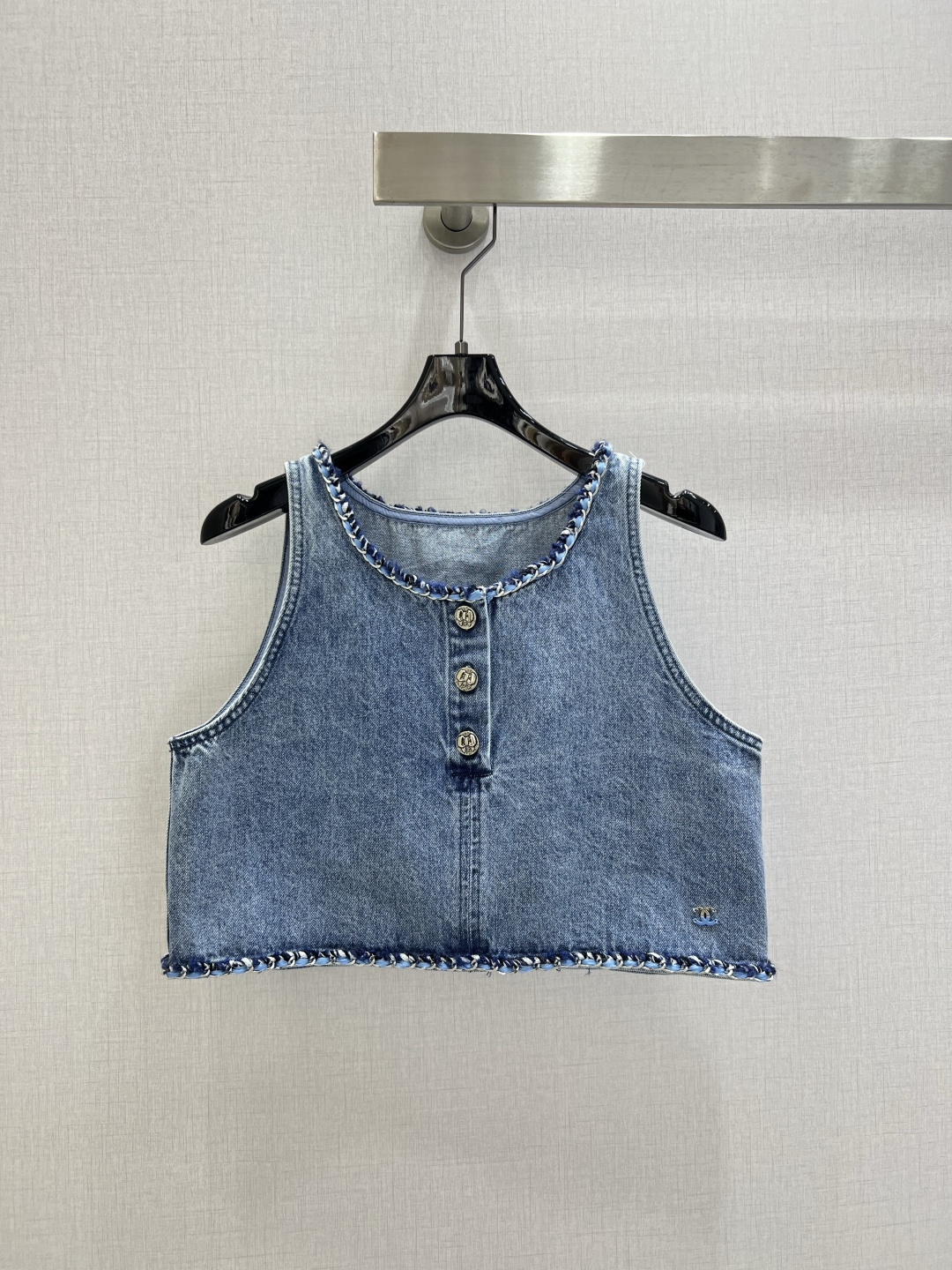 NO:752863,Highly recommended for the early spring of 26, the new denim suspender top with hemmed edges has good looks. It is produced in a series. It is versatile and has no worries. It just feels very clean. It is a must-have for everyone. It is really great!  Washed denim cotton that feels very comfortable, aged fermentation-washed shape, one color, SML code, high quality ABC,,19860909强烈推荐 26早春新款 捆边牛仔吊带上衣 高颜值 一系列出品 百搭无烦恼 就是很干净的感觉 人手必备 真的很赞！ 手感很舒服的洗水牛仔棉 做旧酵洗造型 一个色 SML码 高品质ABC,,,Women's clothing