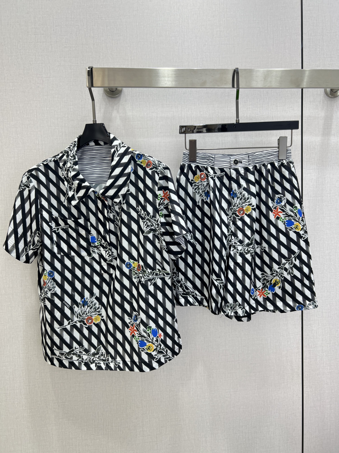 NO:752876,Highly recommended for the early spring of 26, the short-sleeved top with rhombus leaf print and shorts with rhombus leaf print are in separate batches. The same style as the show is a geometric rhombus meets retro floral suit. The black and white background blooms for an artistic collision. This short-sleeved shirt + shorts suit uses neat silhouette and breathable fabric to wear the relaxed feeling of vacation on the body. The loose shirt is casual and hides the flesh. The shorts of the same color neatly show the length of the legs. The elastic waistband design covers the flesh and looks slim.  The whole set eliminates the worry of dressing, and can easily create an effortless sense of fashion, making every trip a style trip. One color SML code, high quality, shorts, shirts, T-shirts,19860909强烈推荐 26早春新款 菱格树叶印花短袖上衣菱格树叶印花短裤 分开批 秀场同款当几何菱格邂逅复古花卉套装 黑白底色上绽放出艺术感的碰撞 这套短袖衬衫+短裤套装 用利落的廓形与透气面料 把度假的松弛感穿在身上 宽松的衬衫随性又藏肉 同色系短裤利落显腿长 松紧腰裤头设计遮肉显瘦 整套搭配省去了穿搭烦恼 都能轻松营造出毫不费力的时髦感 让每一次出行都成为一场风格旅行一个色 SML码 高品质上,,shorts,shirts,T-shirt,,Women's clothing