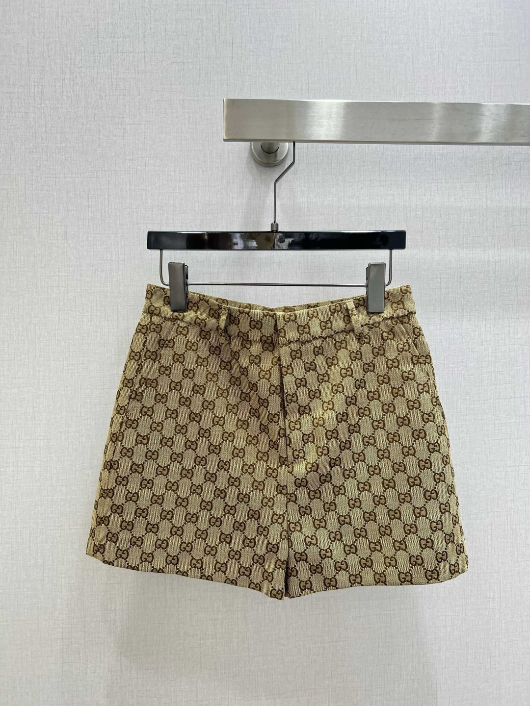 NO:753355,Highly recommended 26 early spring new style jacquard belt shorts. I fell in love with the high-end handmade workshop series at first sight. Very high-end imported high-density texture. Full-body jacquard fabric. Look at the details carefully. The upper body is very sassy. Clean and classy. It enhances the temperament~~ It is completely in accordance with the level of high-end ready-to-wear. It is impossible not to love it. The temperament MM must buy it. One color SML code, high quality ABC,, shorts,19860909强烈推荐 26早春新款 提花腰带短裤 一眼爱上高级手工坊系列款 非常高级的进口高密度质地 满身提花面料 仔细看细节 上身非常飒 干净有品 提气质~~完全按照高定成衣水准 无法不爱 气质MM必入 一个色 SML码 高品质ABC,,shorts,,Women's clothing