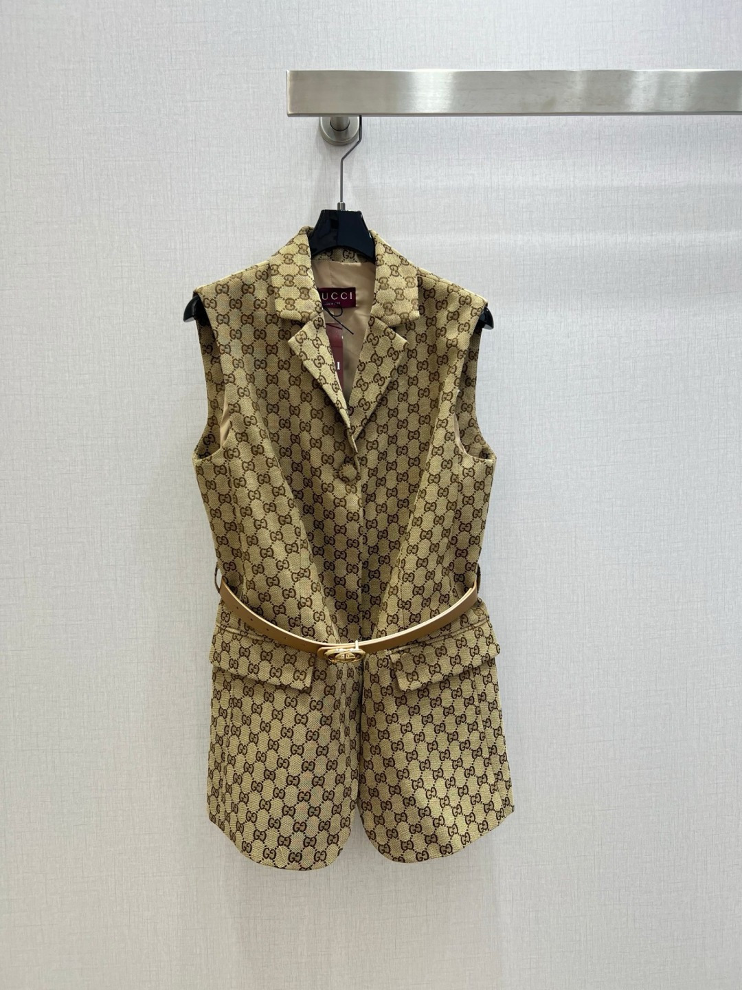 NO:753357,Highly recommended 26 early spring new style jacquard belt vest jacket. I fell in love with the high-end handmade workshop series at first sight. Very high-end imported high-density texture. Full-body jacquard fabric. Look at the details carefully. The upper body is very sassy. Clean and classy. It enhances the temperament~~ It is completely in accordance with the level of high-end ready-to-wear. It is impossible not to love it. A must-have for temperament girls. One color SML code, high quality ABC, jackets & coats,19860909强烈推荐 26早春新款 提花腰带马甲外套 一眼爱上高级手工坊系列款 非常高级的进口高密度质地 满身提花面料 仔细看细节 上身非常飒 干净有品 提气质~~完全按照高定成衣水准 无法不爱 气质MM必入 一个色 SML码 高品质ABC,,jackets & coats,,Women's clothing