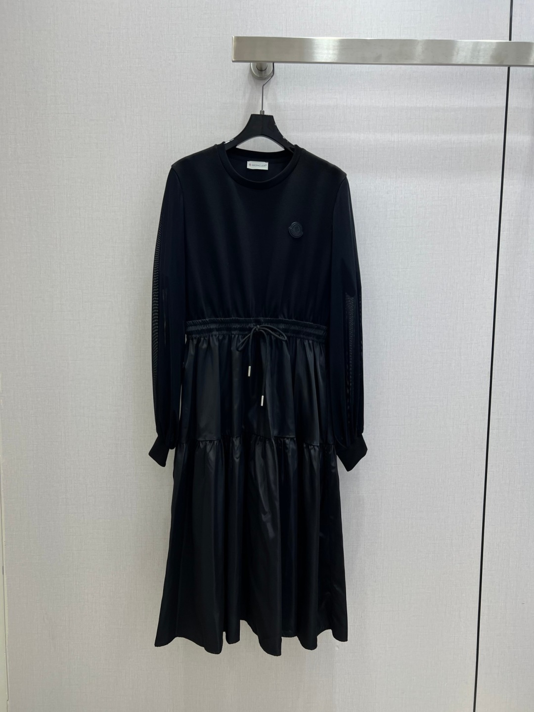 NO:753361,Highly recommended 26 early spring new mesh splicing dress. Low-key luxury three-dimensional tailoring. Streamlined line design. Noble and elegant with gentle and intellectual temperament. Imported special materials. The lining is slightly elastic, soft and comfortable. You will be amazed when you receive it. The texture of the customized fabric is amazing!  One color SML code high quality ABC,,skirts,19860909强烈推荐 26早春新款 网纱拼接连衣裙 低调奢华立体剪裁 精简线条感设计 高贵典雅又尽显温柔知性的气质 进口特殊材质 里衬微弹柔软舒适 收到手会很惊艳 定制面料质感超赞！一个色 SML码 高品质ABC,,skirts,,Women's clothing