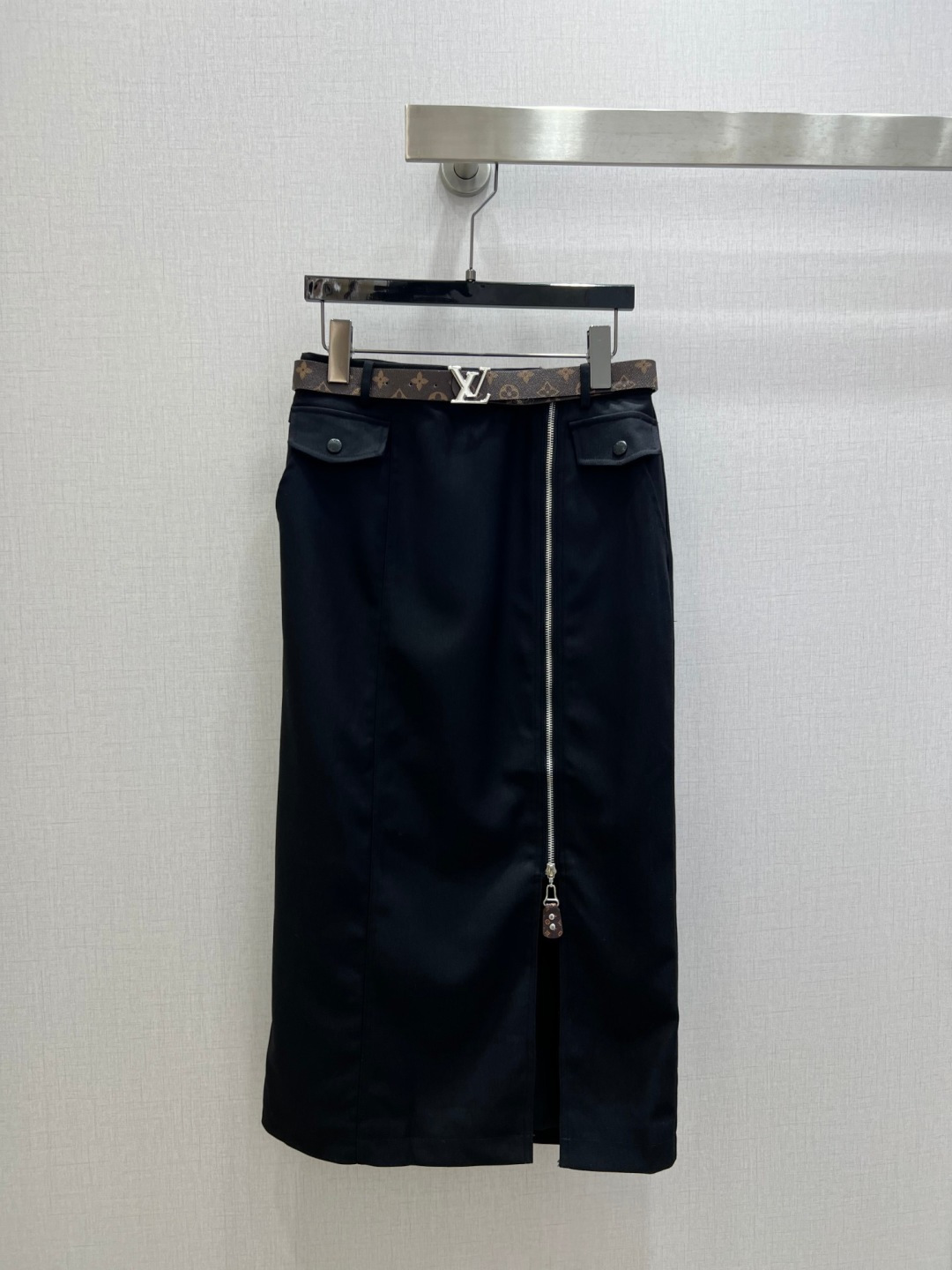 NO:753752,Highly recommended for the early spring of 26, the new long skirt with zipper and slits with a belt is a super age-reducing and scheming item. The version is versatile and not picky. You can’t miss it if you have a beautiful upper body!  Imported fabrics are exquisite and comfortable!  The quality of workmanship depends on the details!  In stock, one color SML code, high quality ABC,,skirts,19860909强烈推荐 26早春新款 腰带拉链开衩长半裙 超级减龄心机单品, 版型百搭不挑人上身美的不要不要的！进口面料质感细腻舒适！做工品质看细节！现货 一个色 SML码 高品质ABC,,skirts,,Women's clothing