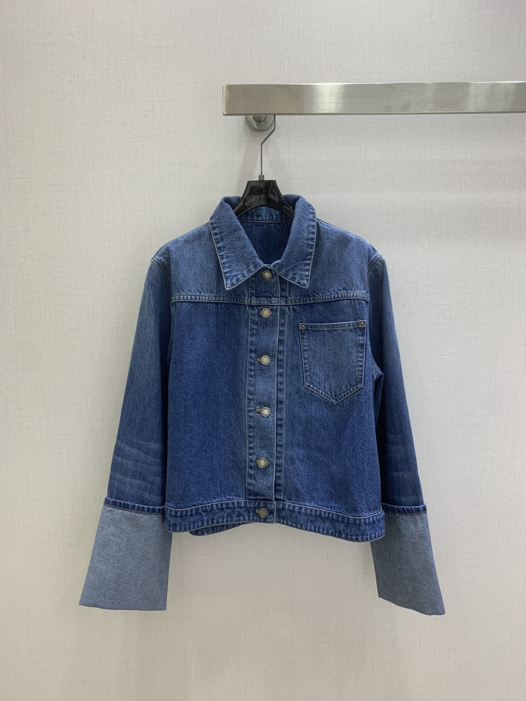 NO:753765,Highly recommended for the early spring of 26, the new denim jacket with folded cuffs is produced in the high-end series ~ super fashionable new denim denim. The upper body is cool and sassy with a unique color tone. The texture is fine, the cotton feels natural, it has a muscular yet soft feel, and is super beautiful!  The details and workmanship are super good, new products are in stock, one color SML code, high quality ABC,,jackets & coats,jackets & coats,19860909强烈推荐 26早春新款 翻折袖口牛仔夹克外套 高版系列出品~超时髦新款丹宁牛仔 个性色调上身又酷又飒爽 纹理细腻,棉感自然,既有筋骨感又不失柔软,超级漂亮！细节做工超级好,新品现货开抢 一个色SML码 高品质ABC,,jackets & coats,jackets & coats,,Women's clothing