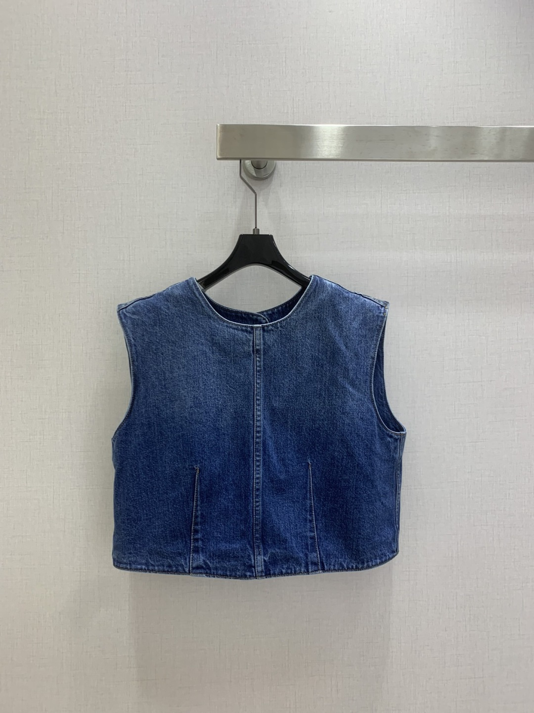 NO:753748,Highly recommended 26 early spring new sleeveless denim halter top, produced in the high version series ~ super fashionable new denim denim, the upper body is cool and sassy with a unique color tone, the texture is fine, the cotton feels natural, it is muscular yet soft, super beautiful!  The details and workmanship are super good, new products are in stock now, one color SML code, high quality ABC,,19860909强烈推荐 26早春新款 无袖牛仔露背上衣 高版系列出品~超时髦新款丹宁牛仔 个性色调上身又酷又飒爽 纹理细腻,棉感自然,既有筋骨感又不失柔软,超级漂亮！细节做工超级好,新品现货开抢 一个色 SML码 高品质ABC,,,Women's clothing