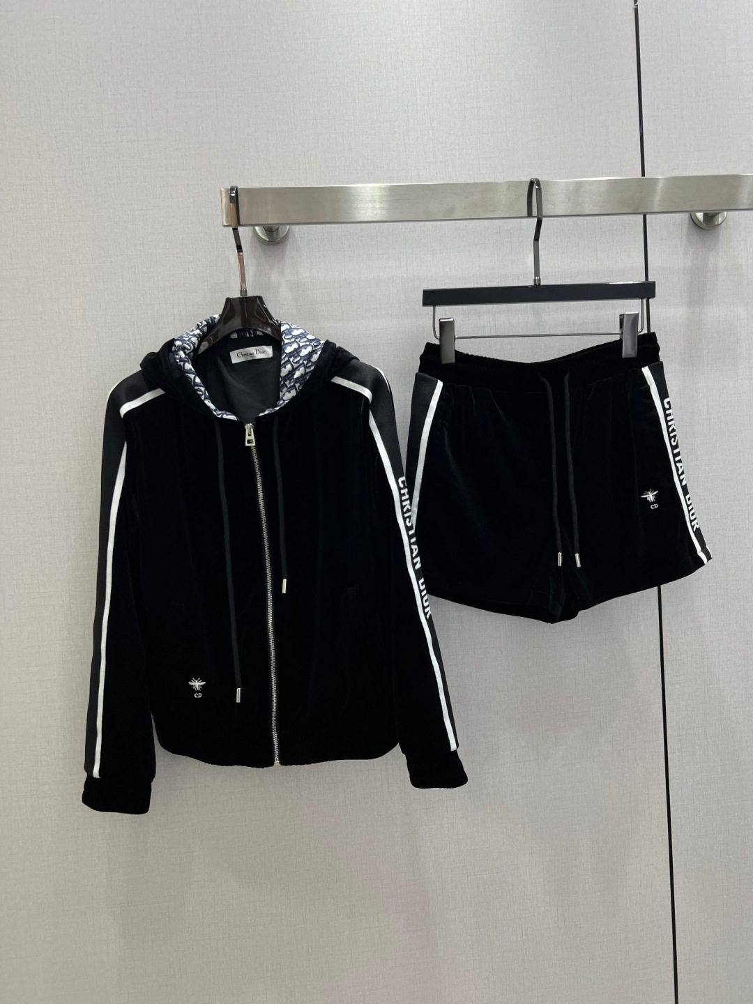 NO:753746,Highly recommended for the early spring of 26, the new spliced ​​webbing velvet hooded shorts suit can be controlled by everyone. High-density fashionable casual style, vintage and handsome, mid-century style. It meets the dual needs of comfort and fashion and can be integrated into every daily dressing scene. Playful and age-reducing design elements full of vitality. One color SML code, high quality ABC, shorts, hats,19860909强烈推荐 26早春新款 拼接织带丝绒连帽短裤套装 人人都能驾驭 高密度时髦休闲风 Vintage帅气 中古风 贴合舒适与时髦的双需求能融入每个日常的穿搭场景中.俏皮减龄充满元气的设计元素 一个色 SML码 高品质ABC,,shorts,hats,,Women's clothing