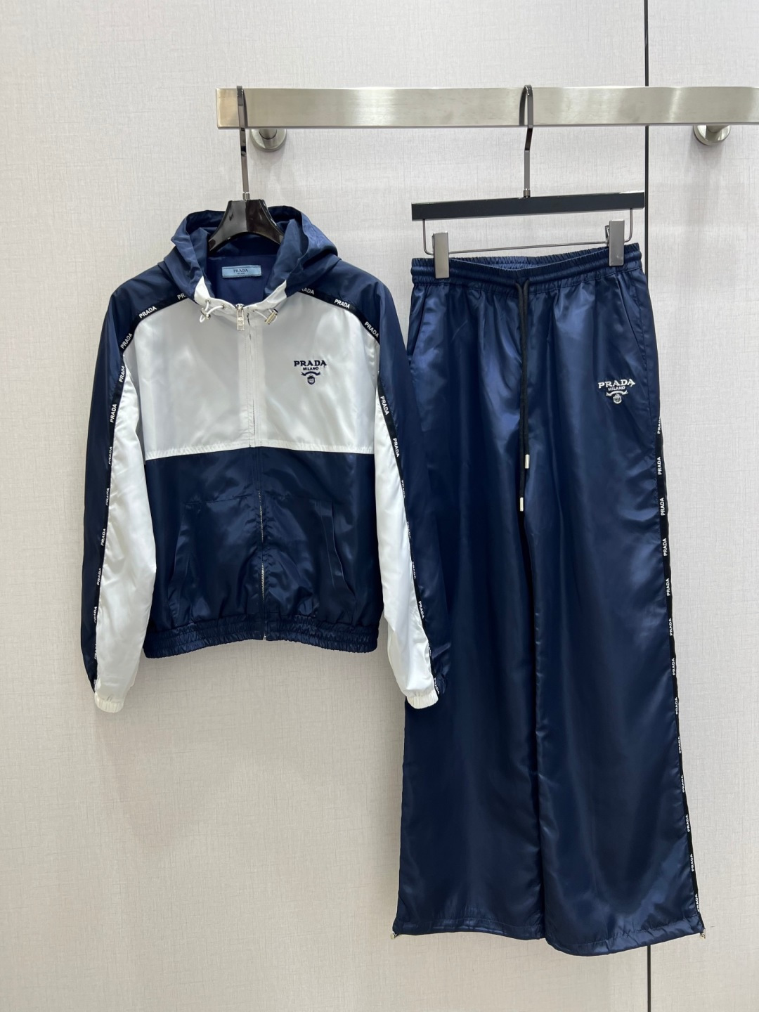 NO:753757,Highly recommended for early spring 26, the contrasting color hooded casual suit is shipped in the technical and functional style series. The dressing function has always been particularly powerful. This can be matched with any combination to create a taller and slimmer upper body effect, with a handsome and casual American high street temperament!  Highly recommended for self-retention!  Breathable and silky, single-layer fabric, cold-feeling technical fabric, creating a naked and comfortable feel. The most indispensable one. The quality of workmanship depends on the details. One color SML code. High-quality ABC,,hats,19860909强烈推荐 26早春新款 撞色连帽休闲套装 科技机能风系列出货 穿搭功能一直是特别强大 这款任意搭配 打造显高显瘦的上身效果,美式高街帅气随性气质！强烈推荐自留款！透气丝滑 单层面料 冰凉感科技面料 打造裸感舒适 最最不可或缺的一款 做工品质看细节 一个色 SML码 高品质ABC,,hats,,Women's clothing