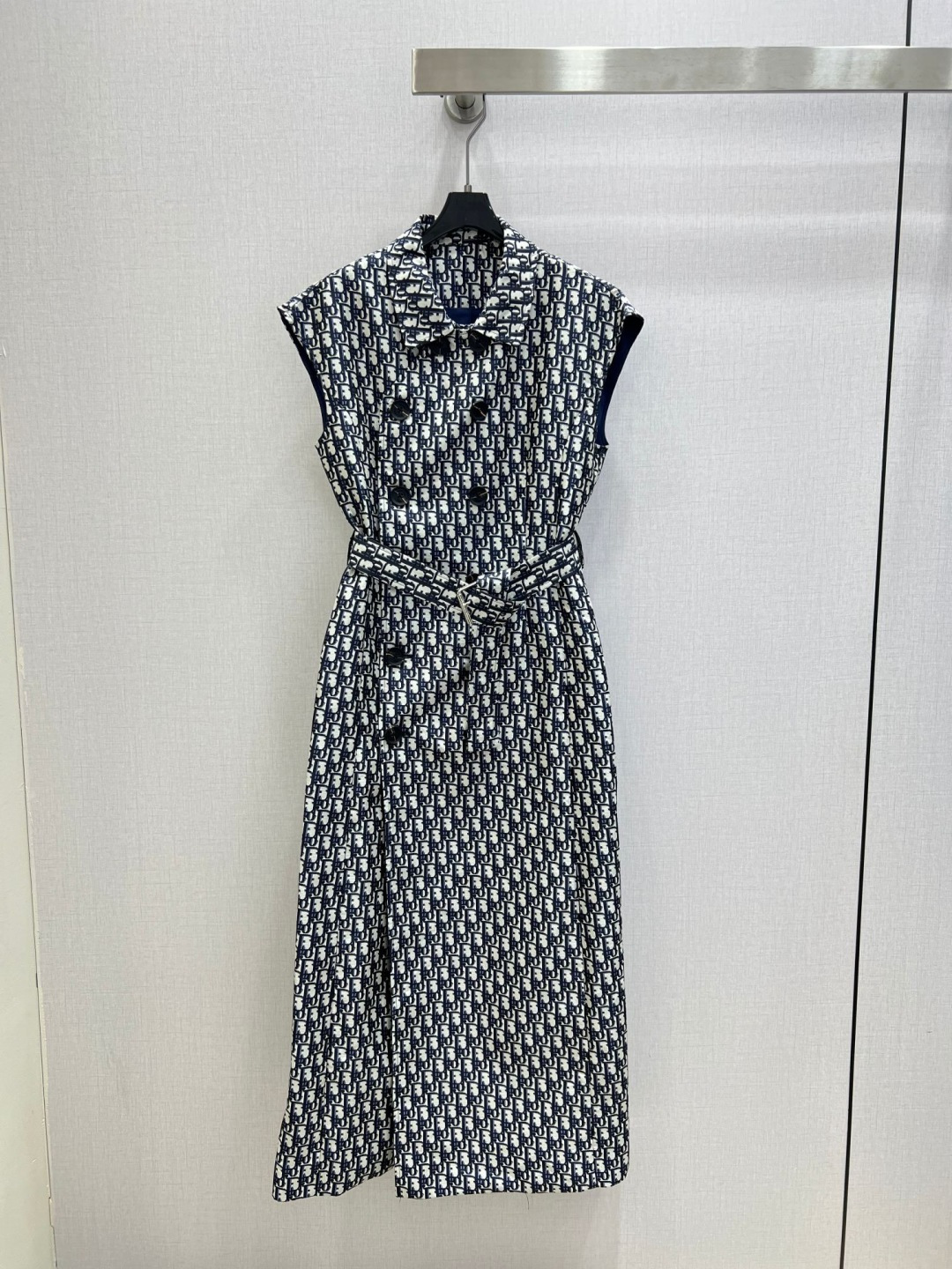 NO:753769,Highly recommended for the early spring of 26, the presbyopic belt dress has a classic look. I fell in love with it at first sight. The pattern design can well modify the neck line, and the upper body temperament is immediately improved. Customized buttons, the pattern is very beautiful on the upper body, and the color is super white. One color SML code, high quality ABC,,skirts,19860909强烈推荐 26早春新款 老花腰带连衣裙 经典造型 一眼就爱上了,版型设计能很好的修饰颈部线条,上身气质立马提升,定制纽扣,版型上身巨好看,颜色超显白 一个色 SML码 高品质ABC,,skirts,,Women's clothing