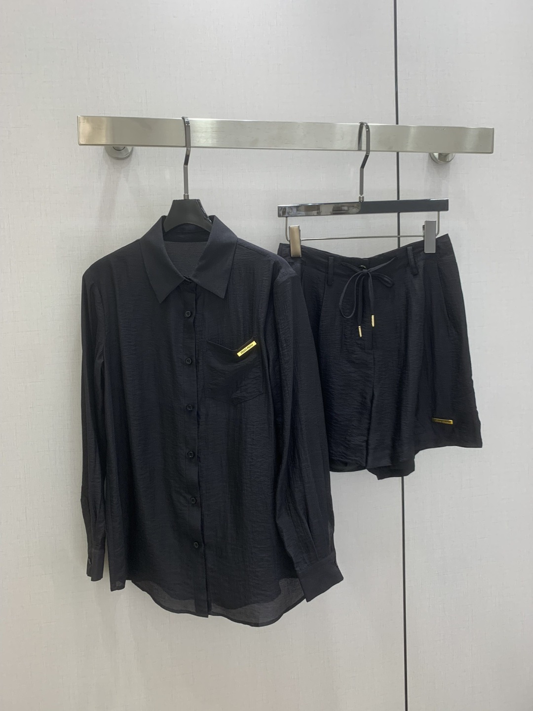 NO:753819,Highly recommended for the early spring of 26. Lapel shirt shorts suit. Everyone can control it. High-density fashionable casual style. Vintage is handsome. Medieval style. It meets the dual needs of comfort and fashion and can be integrated into every daily dressing scene. Playful and age-reducing design elements full of vitality. Two colors SML code. High-quality ABC, shorts, shirts,19860909强烈推荐 26早春新款 翻领衬衫短裤套装 人人都能驾驭 高密度时髦休闲风 Vintage帅气 中古风 贴合舒适与时髦的双需求能融入每个日常的穿搭场景中.俏皮减龄充满元气的设计元素 两个色 SML码 高品质ABC,,shorts,shirts,,Women's clothing