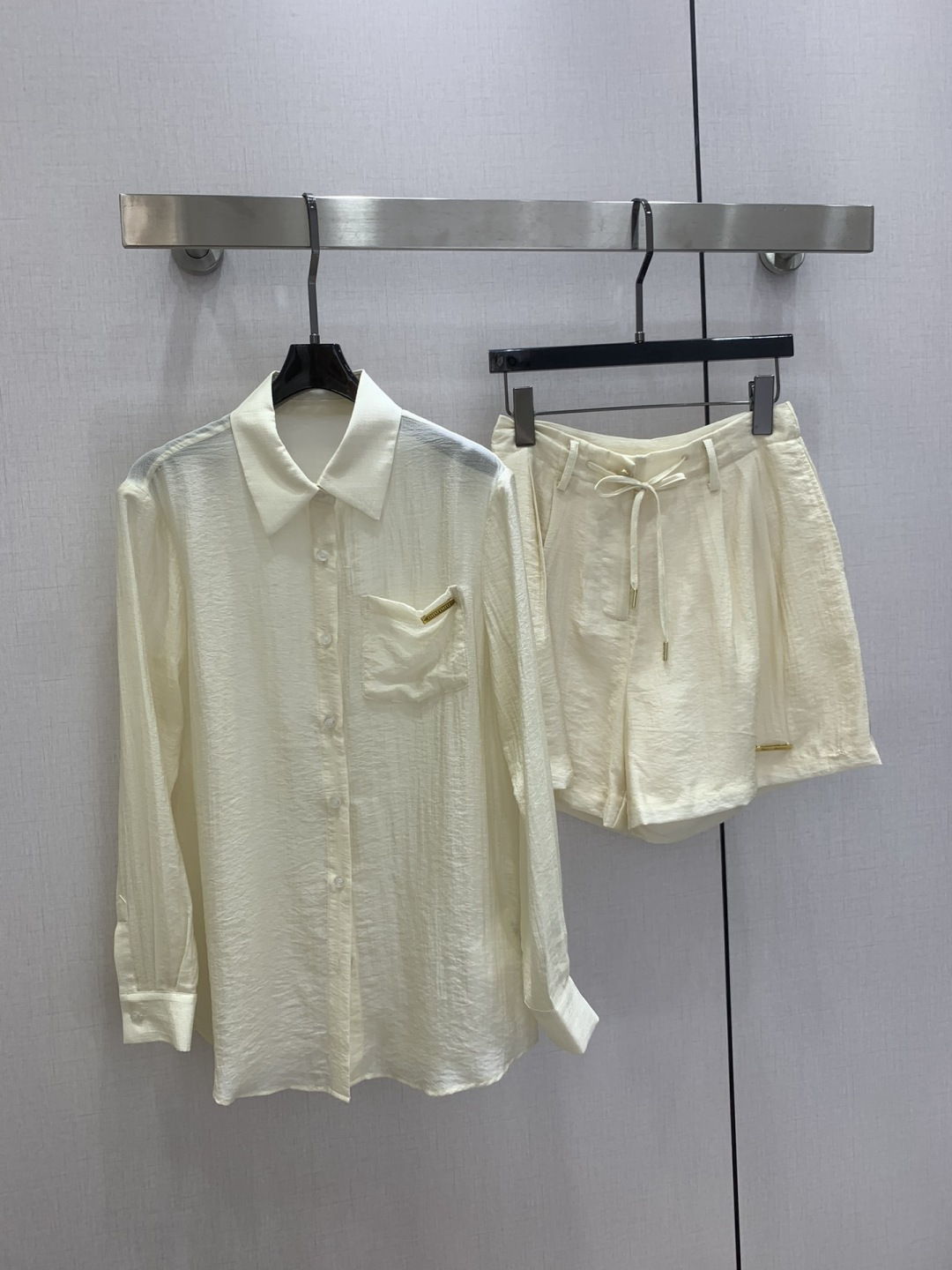 NO:753825,Highly recommended for the early spring of 26. Lapel shirt shorts suit. Everyone can control it. High-density fashionable casual style. Vintage is handsome. Medieval style. It meets the dual needs of comfort and fashion and can be integrated into every daily dressing scene. Playful and age-reducing design elements full of vitality. Two colors SML code. High-quality ABC, shorts, shirts,19860909强烈推荐 26早春新款 翻领衬衫短裤套装 人人都能驾驭 高密度时髦休闲风 Vintage帅气 中古风 贴合舒适与时髦的双需求能融入每个日常的穿搭场景中.俏皮减龄充满元气的设计元素 两个色 SML码 高品质ABC,,shorts,shirts,,Women's clothing