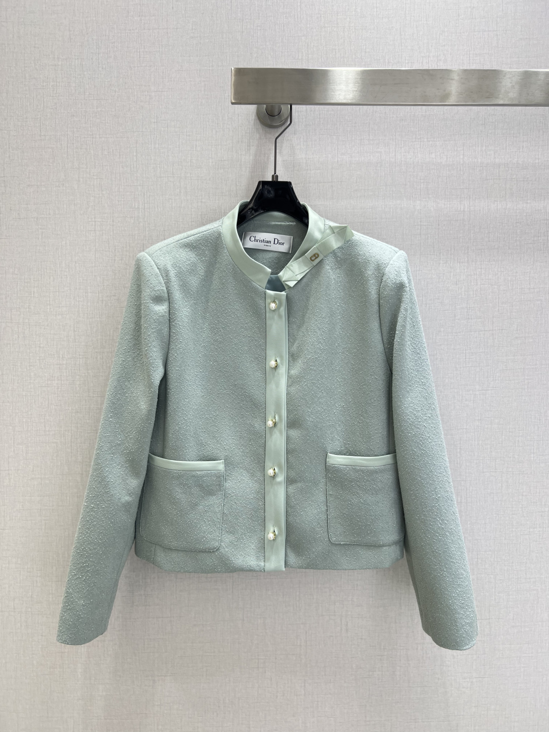 NO:757652,Highly recommended for the early spring of 26, the woolen bow double pocket jacket has a classic look. I fell in love with it at first sight. The pattern design can modify the neck line very well, and the upper body temperament is immediately improved. Customized buttons, the pattern is very beautiful on the upper body, and the color is super white. One color SML code. High quality ABC, jackets & coats,19860909强烈推荐 26早春新款 毛呢蝴蝶结双口袋外套 经典造型 一眼就爱上了,版型设计能很好的修饰颈部线条,上身气质立马提升,定制纽扣,版型上身巨好看,颜色超显白 一个色 SML码 高品质ABC,,jackets & coats,,Women's clothing