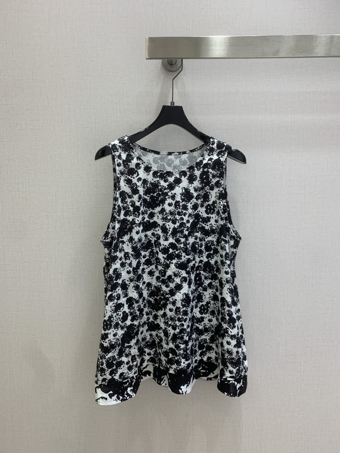 NO:759192,Highly recommended for early spring 26, the patterned sleeveless vest top can be worn as a dress or a top. The classic ink painting print has its own wild aura. The intertwined dark and light ink patterns blend on the white background to create a casual and free atmosphere. It breaks the dullness without losing the sense of luxury. The double-layer hem design hides caution. The light fabric has a full sense of drape. It is flexible and elegant when walking. It cleverly modifies the figure. The U-shaped neckline is neat and generous. It can be worn alone to highlight the neat lines.  It can also be worn under a suit or cardigan, suitable for various scenarios such as commuting, dating, vacation, etc. One color SML code High quality ABC, skirts, business suit,19860909强烈推荐 26早春新款 花纹无袖背心上衣 可当连衣裙穿也可当上衣穿 经典水墨画印花自带野性气场 深浅交织的墨色花纹 在白底上晕染出随性洒脱的氛围 打破沉闷又不失高级感 双层下摆设计暗藏小心机 轻薄面料垂坠感十足 行走间灵动飘逸 巧妙修饰身形 U型领口利落大方 既能单穿凸显利落线条 也可内搭在西装、开衫里,适配通勤、约会、度假等多种场景一个色 SML码 高品质ABC,,skirts,business suit,,Women's clothing