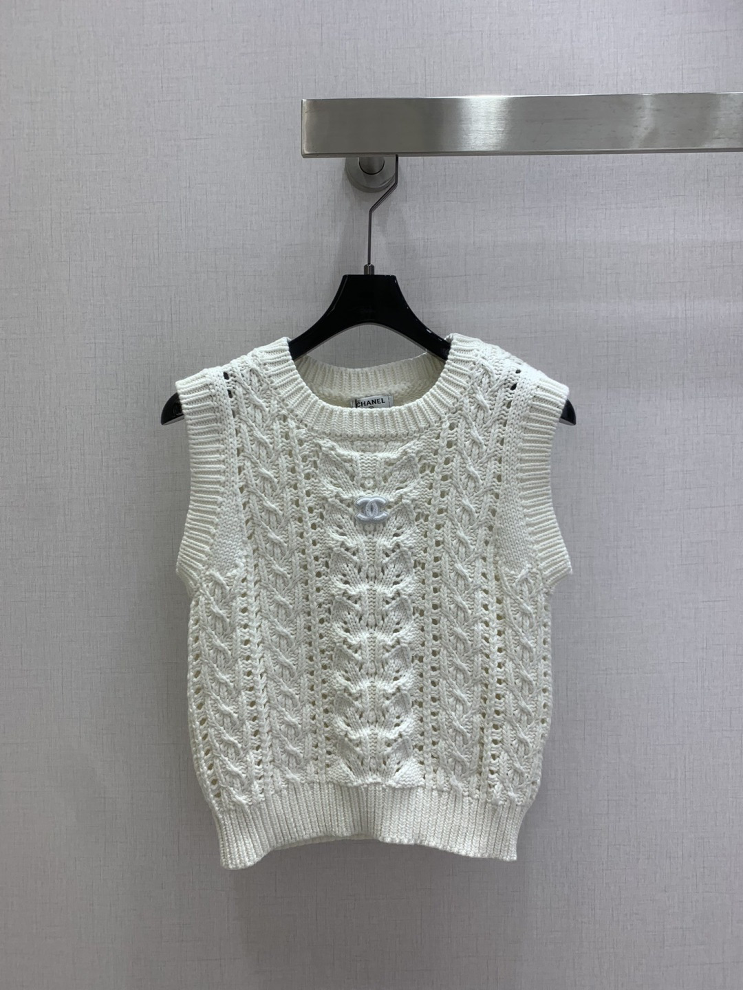 NO:759182,Highly recommended 26 early spring new style knitted sleeveless vest top, two soft tones of milky white and cherry blossom pink, with three-dimensional cable ties and hollow texture, soft and breathable with a lazy and relaxed feeling. The round neck design modifies the neck line. The sleeveless version is suitable for the alternating temperatures of spring and summer. Layering with shirts, T-shirts or dresses can instantly enhance the sense of hierarchy. The double C embroidery on the chest is low-key to highlight the taste. The ribbed hem slims down the waist and outlines a neat figure.  Two colors SML code, high quality ABC,,skirts,shirts,tees,t-shirt,19860909强烈推荐 26早春新款 针织无袖马甲上衣 奶白与樱花粉两种柔和色调 搭配立体绞花与镂空肌理 软糯又透气自带慵懒松弛感 圆领设计修饰脖颈线条 无袖版型适配春夏交替的温度,叠穿衬衫、T恤或连衣裙都能瞬间提升层次感 胸前双C刺绣低调彰显品味 罗纹下摆收腰显瘦勾勒利落身形 两个色 SML码 高品质ABC,,skirts,shirts,tees，t-shirt,,Women's clothing