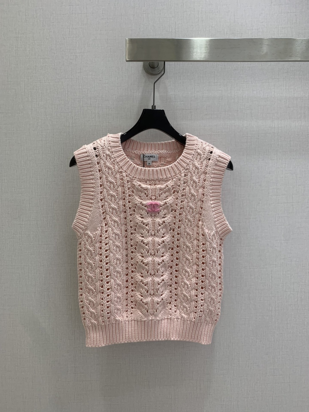 NO:759167,Highly recommended 26 early spring new style knitted sleeveless vest top, two soft tones of milky white and cherry blossom pink, with three-dimensional cable ties and hollow texture, soft and breathable with a lazy and relaxed feeling. The round neck design modifies the neck line. The sleeveless version is suitable for the alternating temperatures of spring and summer. Layering with shirts, T-shirts or dresses can instantly enhance the sense of hierarchy. The double C embroidery on the chest is low-key to highlight the taste. The ribbed hem slims down the waist and outlines a neat figure.  Two colors SML code, high quality ABC,,skirts,shirts,tees,t-shirt,19860909强烈推荐 26早春新款 针织无袖马甲上衣 奶白与樱花粉两种柔和色调 搭配立体绞花与镂空肌理 软糯又透气自带慵懒松弛感 圆领设计修饰脖颈线条 无袖版型适配春夏交替的温度,叠穿衬衫、T恤或连衣裙都能瞬间提升层次感 胸前双C刺绣低调彰显品味 罗纹下摆收腰显瘦勾勒利落身形 两个色 SML码 高品质ABC,,skirts,shirts,tees，t-shirt,,Women's clothing