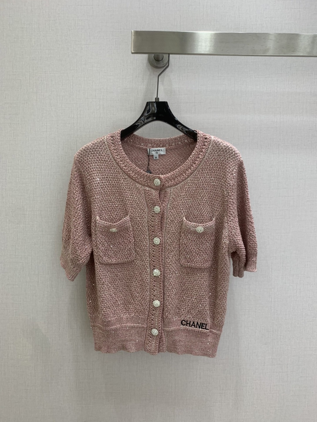 NO:759160,Highly recommended for early spring 26. Knitted cardigan short-sleeved top. Two gentle tones of off-white and bean paste. Round neck + micro-transparent knitted texture to modify the neck line. Short-sleeved design adapts to the alternating temperature of spring and summer. Double pockets are decorated with exquisite diamond buttons. Embroidered LOGO on the hem shows low-key taste. It is refreshing and neat to wear alone, layered with shirts or suspenders to unlock the sense of layering. Whether you are a capable and intellectual person commuting to the workplace or a gentle and lazy person on a date, it can be easily held.  Two colors SML code high quality ABC, shirts, T-shirt,19860909强烈推荐 26早春新款 针织开衫短袖上衣 米白与豆沙粉两种温柔色调 圆领+微透针织肌理 修饰脖颈线条 短袖设计适配春夏交替的温度 双口袋缀以精致钻扣 下摆刺绣LOGO低调彰显品味 单穿清爽利落,叠穿衬衫或吊带又能解锁层次感 无论是通勤职场的干练知性 还是约会出街的温柔慵懒,它都能轻松hold住 两个色 SML码 高品质ABC,,shirts,T-shirt,,Women's clothing