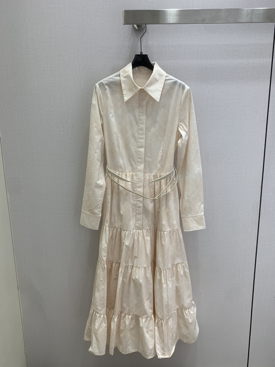 NO:759132,Highly recommended for the early spring of 26, the new presbyopia belt cake dress is elegant and smart, showing luxury in its simplicity. The workmanship of the whole dress is very fine!  The version is simple and easy to see at a glance, beautiful and fantasy, low-key yet eye-catching, you must choose this one. One color, SMLXL code, high quality ABC,,skirts,19860909强烈推荐 26早春新款 老花腰带蛋糕连衣裙 飘逸灵动 简约中流露出高奢 整件衣服做工更是非常精细！ 版型简单一目了然,美伦美幻 低调又要引人注目,必选这款 一个色 SMLXL码 高品质ABC,,skirts,,Women's clothing