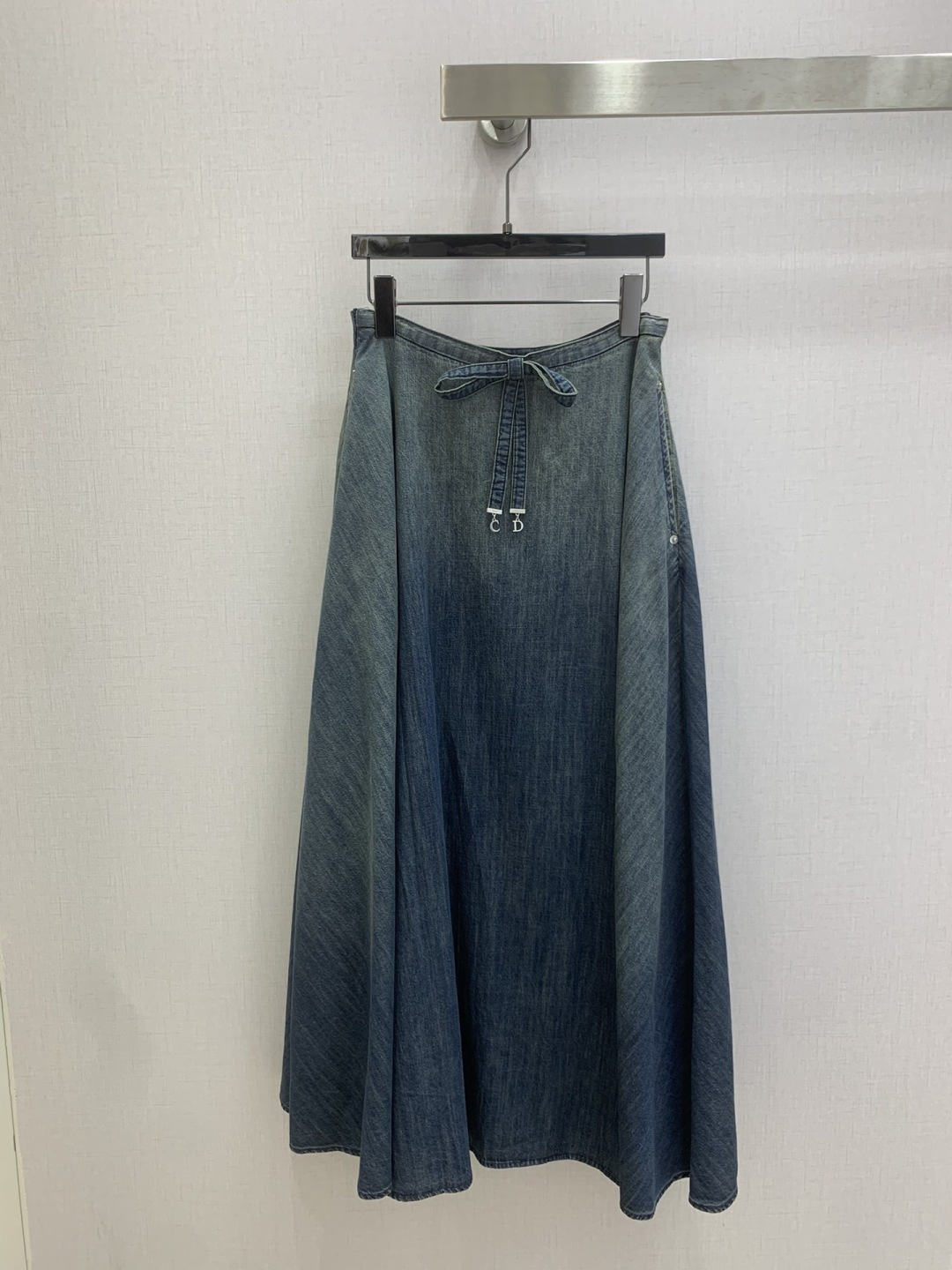 NO:759114,Highly recommended for the early spring of 26, the new lace-up denim long skirt. Super fashionable new denim denim. The upper body is cool and sassy with a unique color tone. The texture is fine, the cotton feels natural, it is muscular yet soft, super beautiful!  The details and workmanship are super good, new products are in stock, one color SMLXL code, high quality ABC, skirts,19860909强烈推荐 26早春新款 系带系带牛仔长半裙 超时髦新款丹宁牛仔 个性色调上身又酷又飒爽 纹理细腻,棉感自然,既有筋骨感又不失柔软,超级漂亮！细节做工超级好,新品现货开抢 一个色 SMLXL码 高品质ABC,,skirts,,Women's clothing