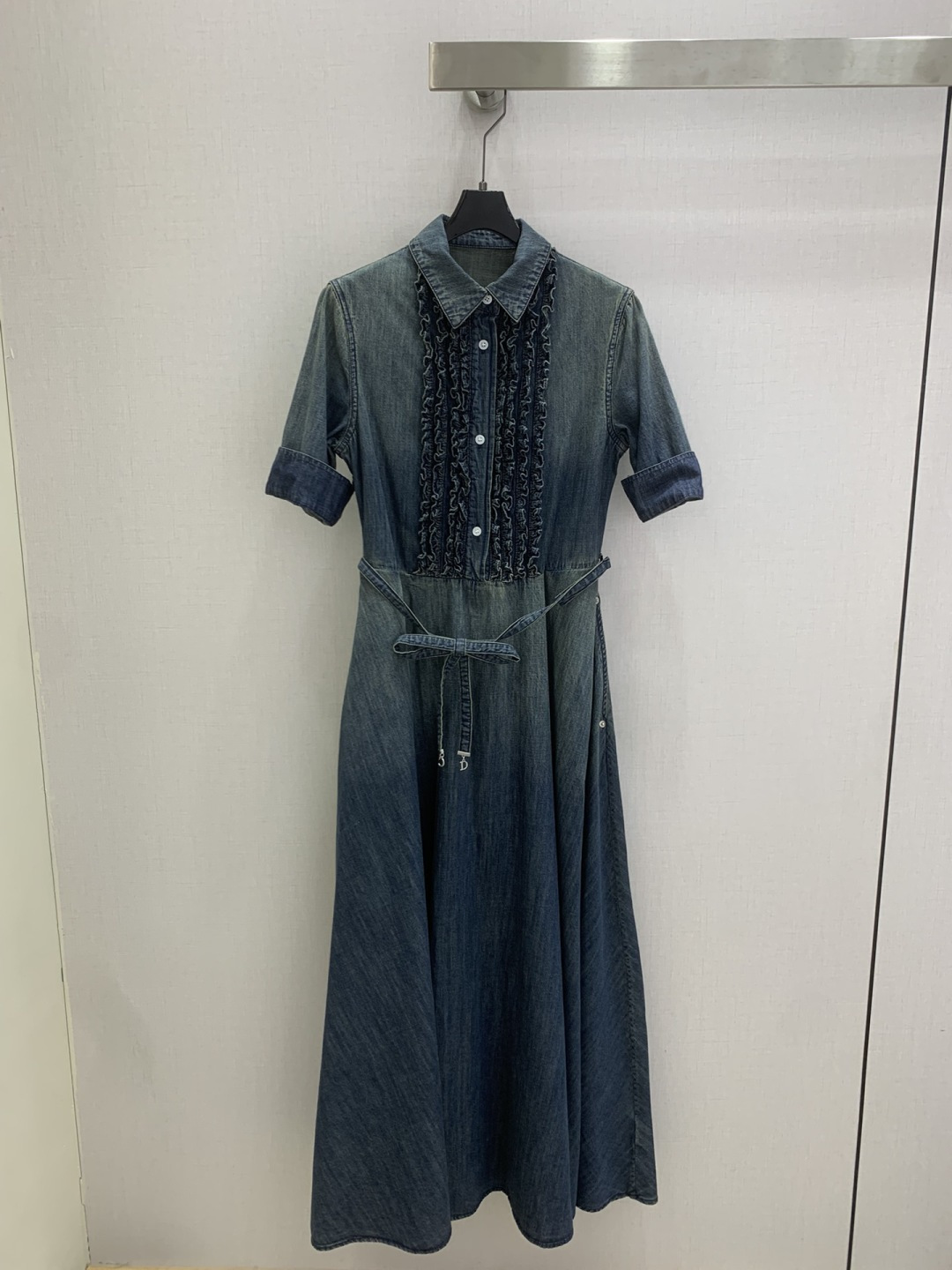 NO:759099,Highly recommended 26 early spring new style denim dress with ruffled lapel and belt. Super fashionable new denim denim. The upper body is cool and sassy with a unique color tone. The texture is fine and the cotton feels natural. It is muscular yet soft. Super beautiful!  The details and workmanship are super good, new products are in stock, one color SMLXL code, high quality ABC, skirts,19860909强烈推荐 26早春新款 翻领荷叶边腰带牛仔连衣裙 超时髦新款丹宁牛仔 个性色调上身又酷又飒爽 纹理细腻,棉感自然,既有筋骨感又不失柔软,超级漂亮！细节做工超级好,新品现货开抢 一个色 SMLXL码 高品质ABC,,skirts,,Women's clothing