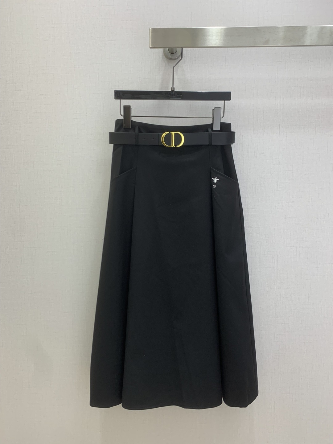 NO:760625,Highly recommended 26 early spring new style, belt embroidered pleated long skirt, A swing version, little bee embroidery decoration, matching belt, versatile style, two colors SML code, high quality ABC,,skirts,19860909强烈推荐 26早春新款 腰带刺绣压褶长半裙 A摆版型 小蜜蜂刺绣装饰 搭配腰带 百搭款 两个色 SML码 高品质ABC,,skirts,,Women's clothing