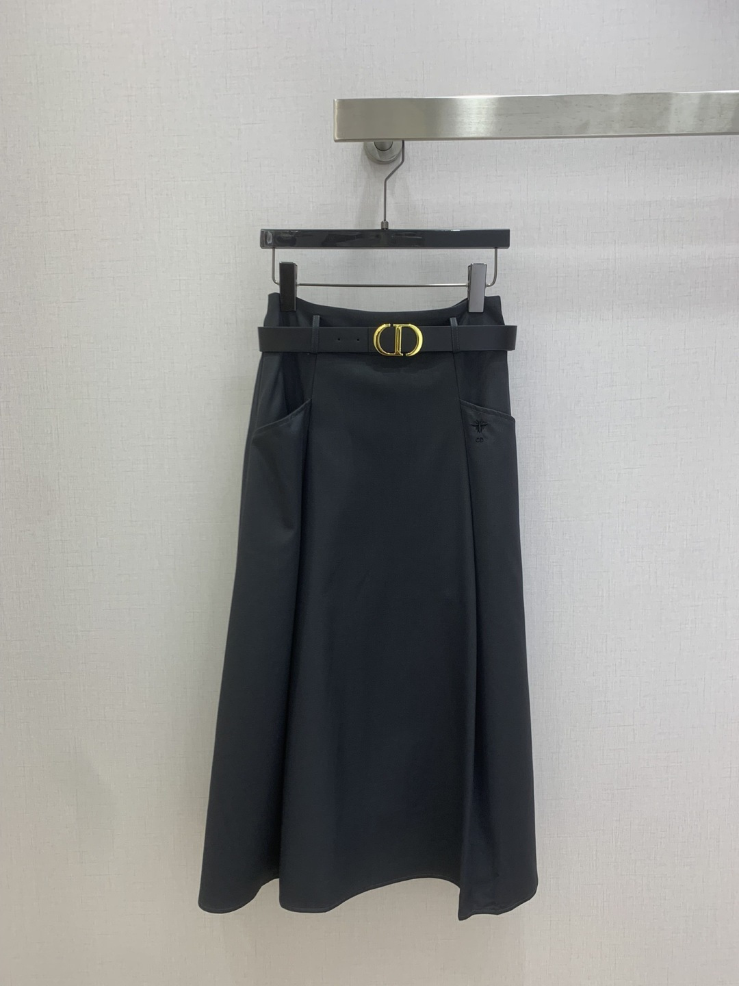 NO:760612,Highly recommended 26 early spring new style, belt embroidered pleated long skirt, A swing version, little bee embroidery decoration, matching belt, versatile style, two colors SML code, high quality ABC,,skirts,19860909强烈推荐 26早春新款 腰带刺绣压褶长半裙 A摆版型 小蜜蜂刺绣装饰 搭配腰带 百搭款 两个色 SML码 高品质ABC,,skirts,,Women's clothing