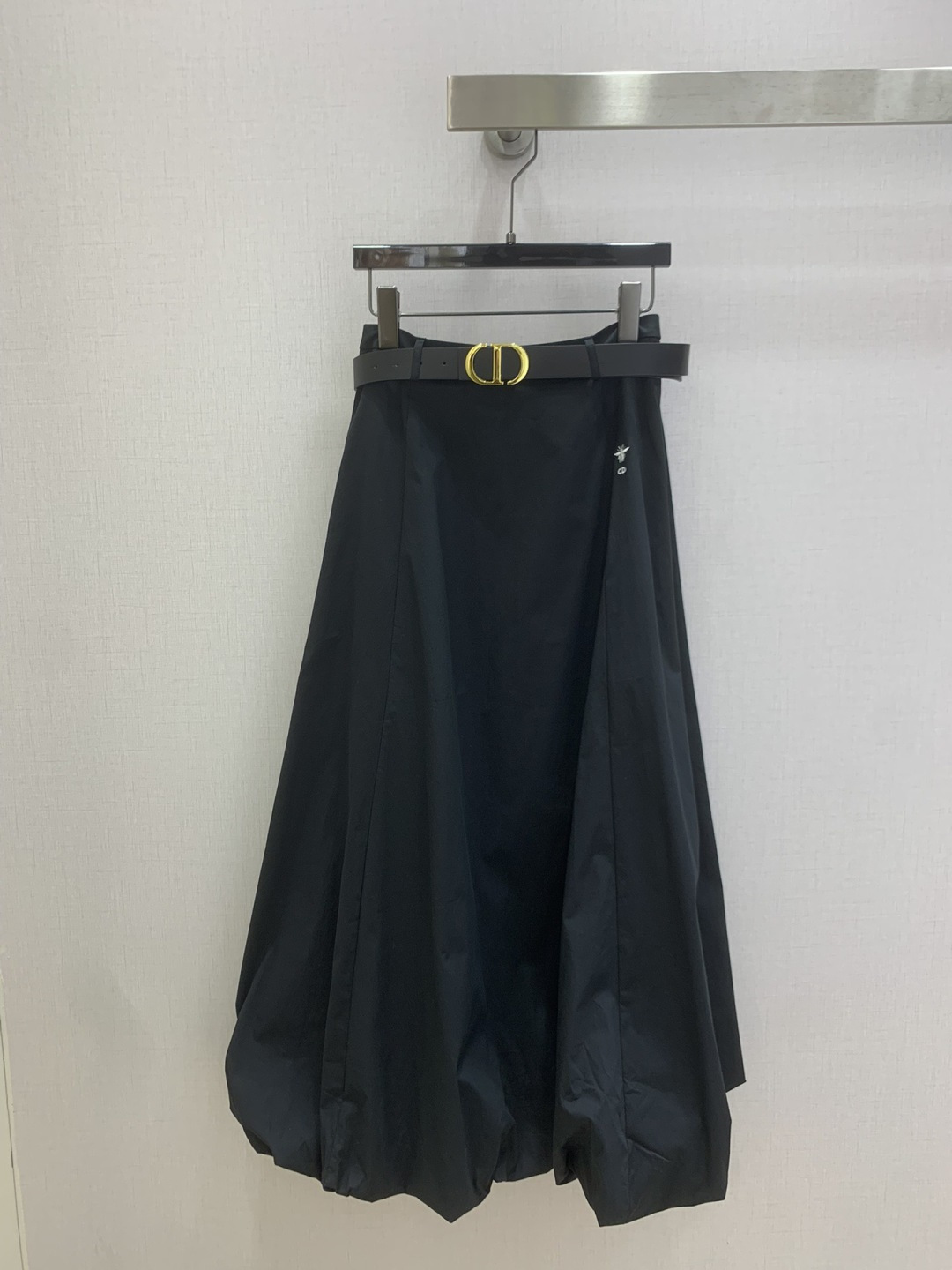 NO:760601,Highly recommended 26 early spring new style. Belt embroidered flower bud long skirt. Side pleated A-shaped pattern. Little bee embroidery decoration. Matching belt. Versatile style. Two colors SML code. High quality ABC,,skirts,19860909强烈推荐 26早春新款 腰带刺绣花苞长半裙 侧边压褶A摆版型 小蜜蜂刺绣装饰 搭配腰带 百搭款 两个色SML码 高品质ABC,,skirts,,Women's clothing