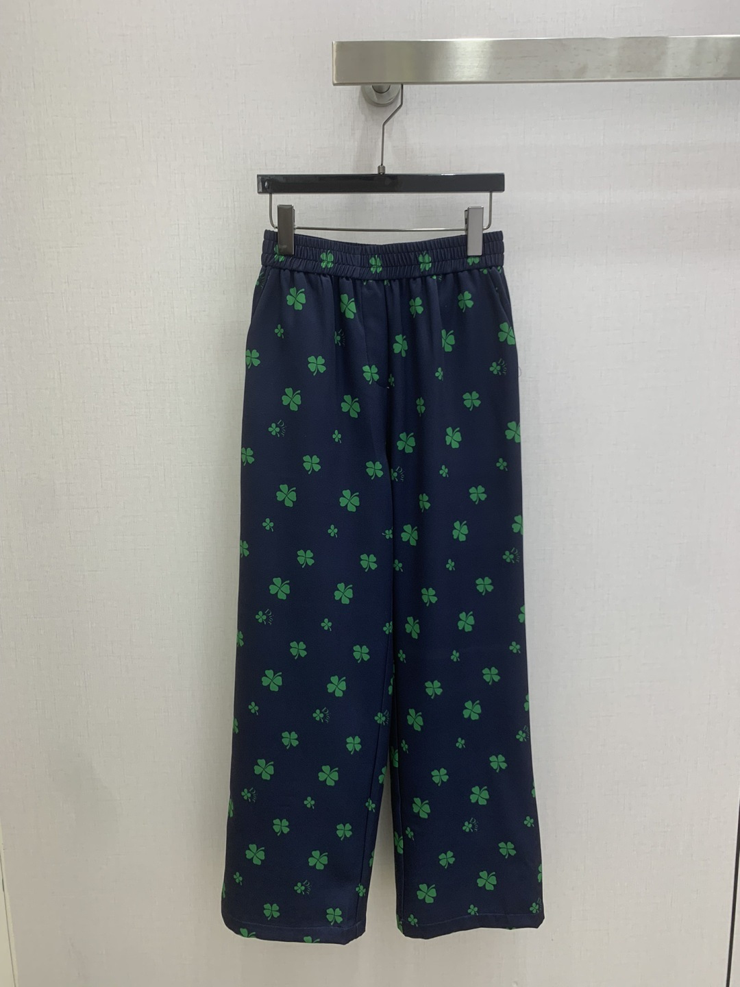 NO:759191,Highly recommend the new 26 early spring four-leaf clover printed wide-leg trousers. You are not picky about your body shape. The upper body is particularly good!  The style of the matching is also very versatile. Exquisite advanced customization. The texture of the fabric is awesome. Retro and elegant. The upper body is cool and handsome, age-reducing and fashionable. Two colors. SML code. High quality ABC,,19860909强烈推荐 26早春新款 四叶草印花阔腿长裤 不挑剔身形要求 上身特别赞！搭配的风格也很通吃 精致高级定制 富有肌理感的面料质感超赞 复古优雅 上身酷帅减龄时髦精 两个色 SML码 高品质ABC,,,Women's clothing