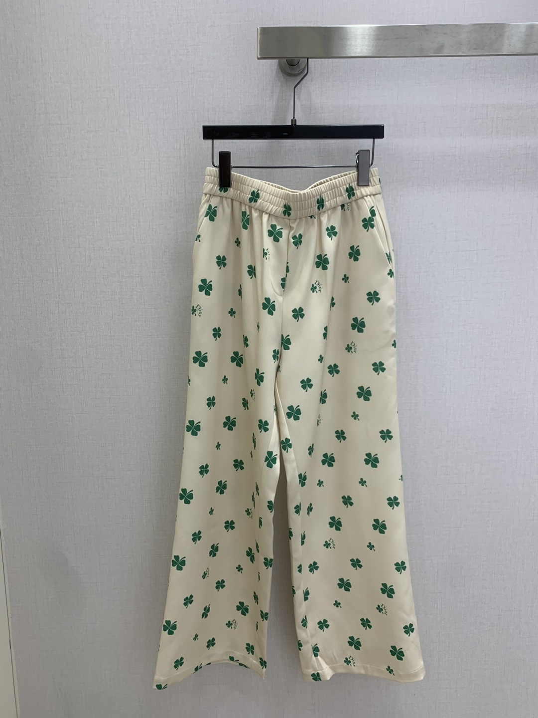 NO:759181,Highly recommend the new 26 early spring four-leaf clover printed wide-leg trousers. You are not picky about your body shape. The upper body is particularly good!  The style of the matching is also very versatile. Exquisite advanced customization. The texture of the fabric is awesome. Retro and elegant. The upper body is cool and handsome, age-reducing and fashionable. Two colors. SML code. High quality ABC,,19860909强烈推荐 26早春新款 四叶草印花阔腿长裤 不挑剔身形要求 上身特别赞！搭配的风格也很通吃 精致高级定制 富有肌理感的面料质感超赞 复古优雅 上身酷帅减龄时髦精 两个色 SML码 高品质ABC,,,Women's clothing