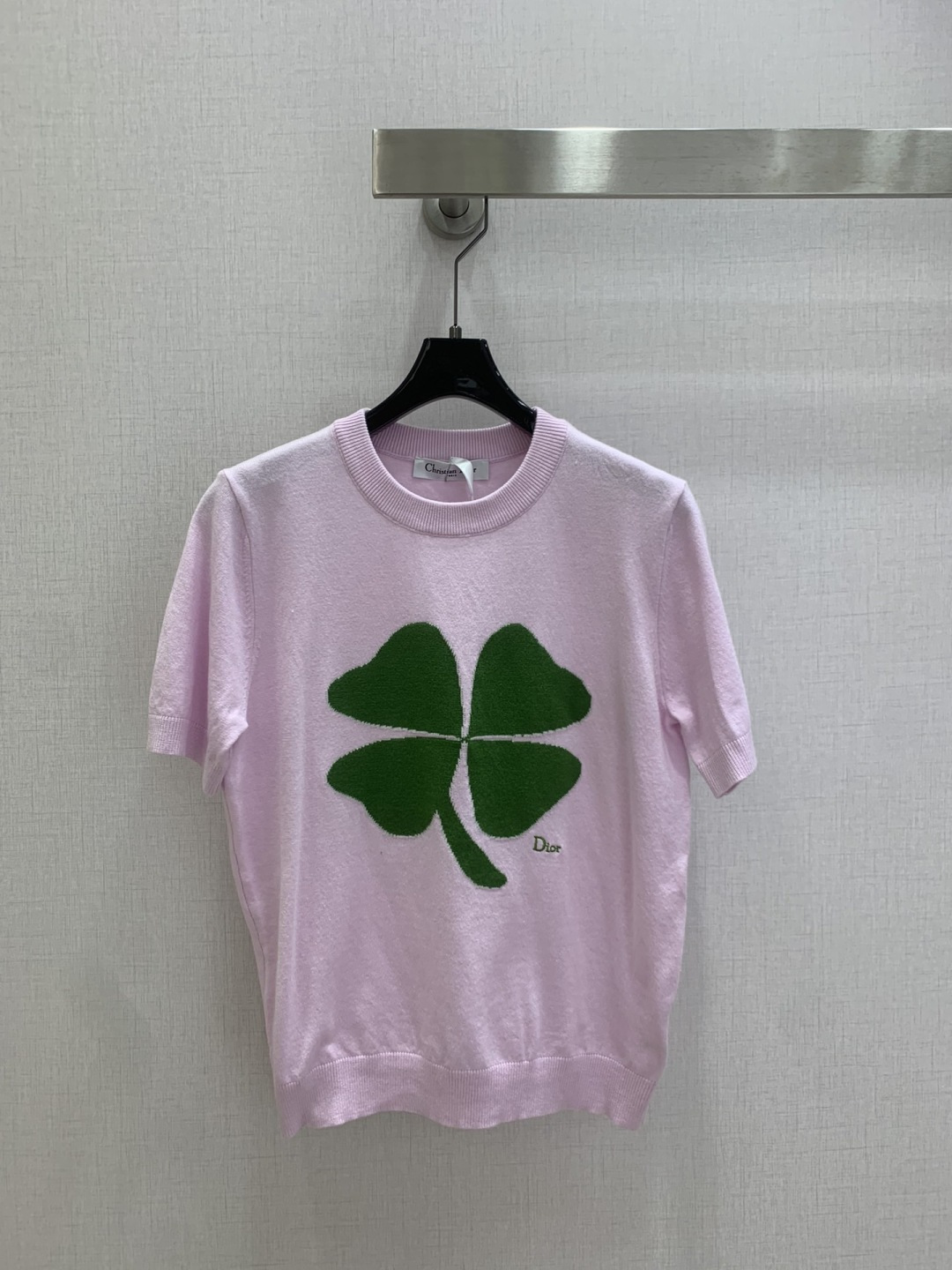 NO:759168,Highly recommended for the early spring of 26, the new four-leaf clover knitted short-sleeved sweater in wool has a delicate and soft texture. A classic age-reducing item!  The pattern doesn’t make your upper body look slimmer!  A perfect item that Bai Fumei must buy. The texture is superb and the workmanship is perfect!  Grab the spot now and get the big orders!  Two colors SML code high quality ABC, sweaters, T-shirt,19860909强烈推荐 26早春新款 四叶草针织短袖毛衣 羊毛 质感细腻软糯.经典减龄单品！版型不挑人上身巨显瘦！白富美必收的完美单品.质感超赞完美做工品质！现货开抢 大单子甩过来！两个色 SML码 高品质ABC,,sweaters,T-shirt,,Women's clothing