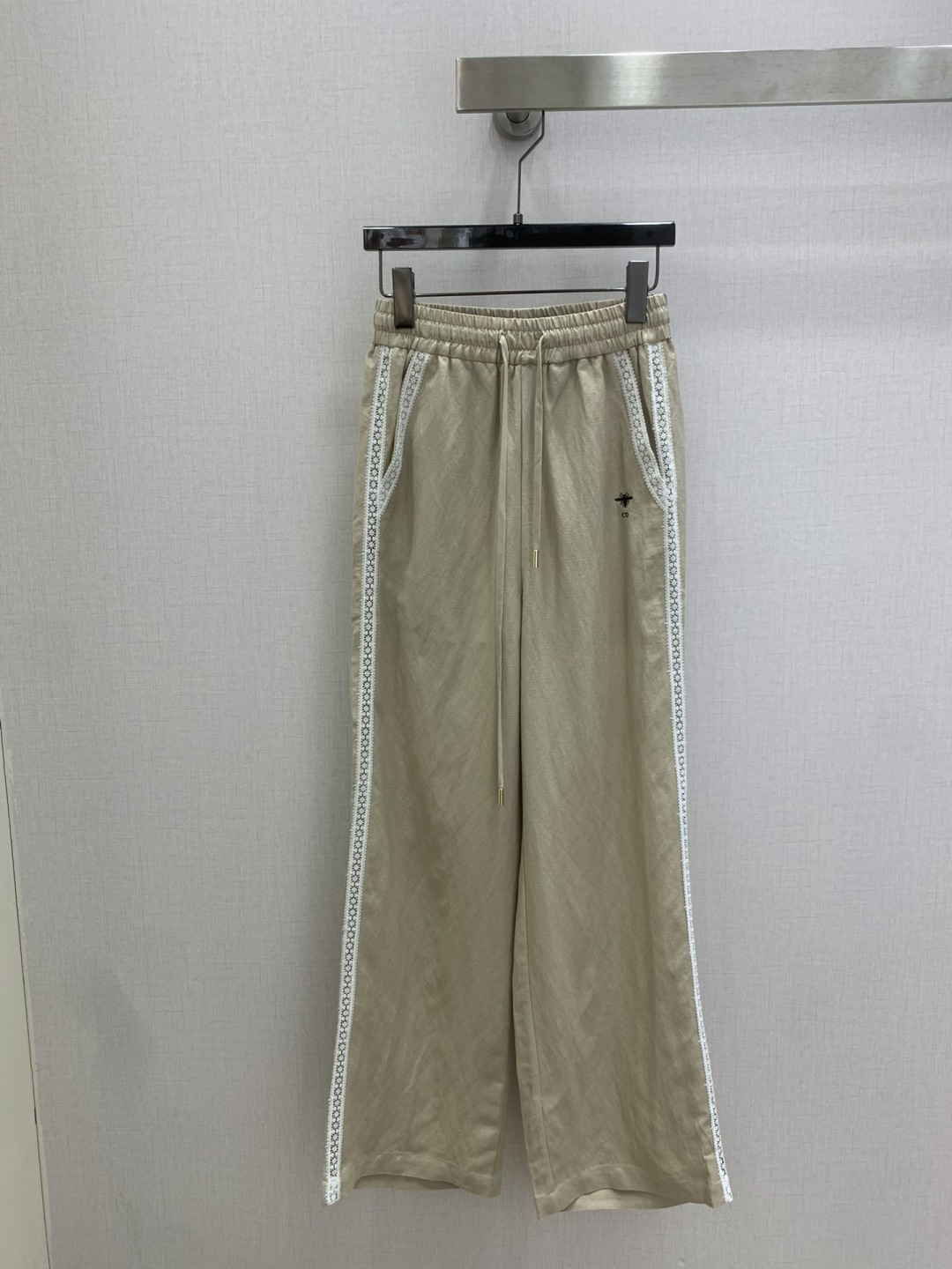 NO:759147,Highly recommended for the early spring of 26, the new spliced ​​drawstring wide-leg trousers, 40 linen, are not picky about body shape requirements, and the upper body is particularly great!  The style of matching is also very versatile. Exquisite advanced customization. The texture of the fabric is awesome. Retro and elegant. The upper body is cool and handsome, reducing age and fashionable. One color, SML code, high quality ABC,,19860909强烈推荐 26早春新款 拼接抽绳阔腿长裤 40亚麻 不挑剔身形要求 上身特别赞！搭配的风格也很通吃 精致高级定制 富有肌理感的面料质感超赞 复古优雅 上身酷帅减龄时髦精 一个色 SML码 高品质ABC,,,Women's clothing