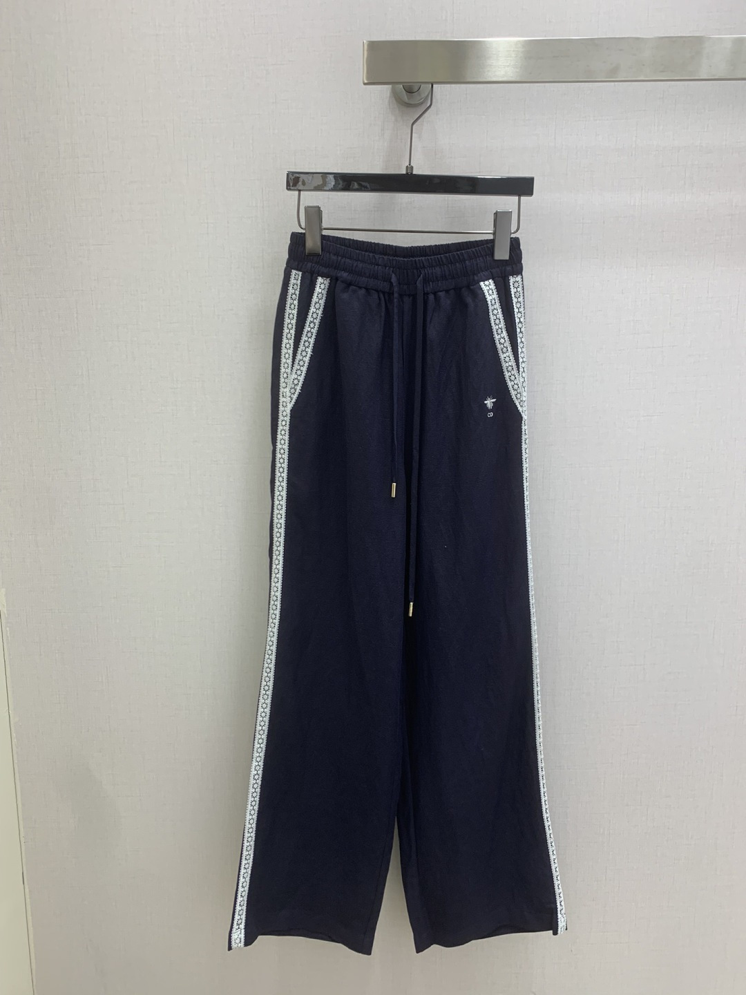 NO:759197,Highly recommended for the early spring of 26, the new spliced ​​drawstring wide-leg trousers, 40 linen, are not picky about body shape requirements, and the upper body is particularly great!  The style of matching is also very versatile. Exquisite advanced customization. The texture of the fabric is awesome. Retro and elegant. The upper body is cool and handsome, reducing age and fashionable. One color, SML code, high quality ABC,,19860909强烈推荐 26早春新款 拼接抽绳阔腿长裤 40亚麻 不挑剔身形要求 上身特别赞！搭配的风格也很通吃 精致高级定制 富有肌理感的面料质感超赞 复古优雅 上身酷帅减龄时髦精 一个色 SML码 高品质ABC,,,Women's clothing