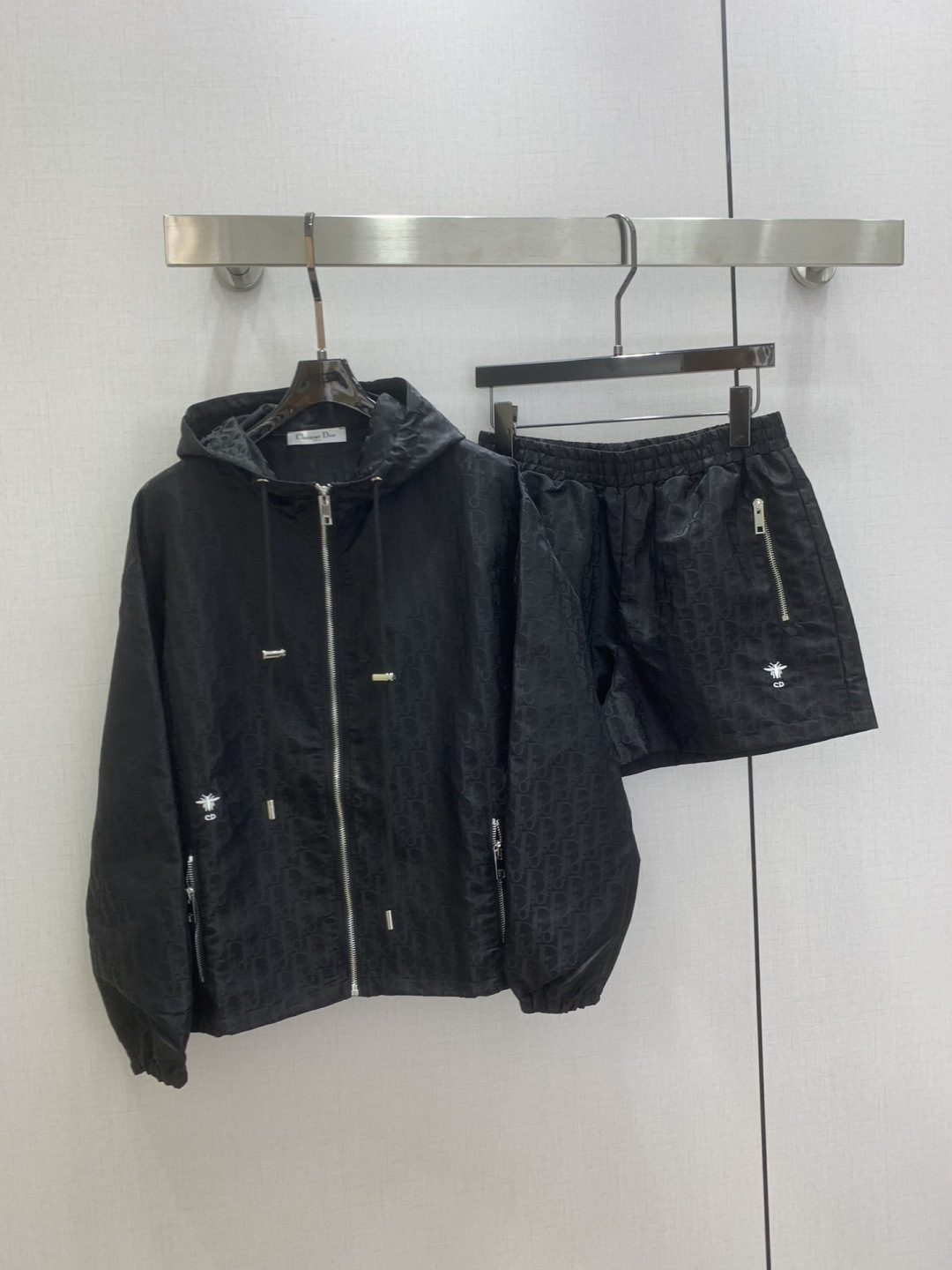 NO:760640,Highly recommended for the early spring of 26, the new jacquard hooded shorts suit, jacquard fabric, cute style, full of small details are a plus. Exquisite workmanship, age-reducing fashion, good hold style, won the hearts of fairies, soft and textured, classic, two colors SML code, high quality ABC,,shorts,hats,19860909强烈推荐 26早春新款 提花连帽短裤套装 提花面料 可A可乖的风格,满满小细节太加分了.做工精致 减龄时尚 好HOLD住造型 深得仙女心 柔软有质感 经典之作 两个色 SML码 高品质ABC,,shorts,hats,,Women's clothing