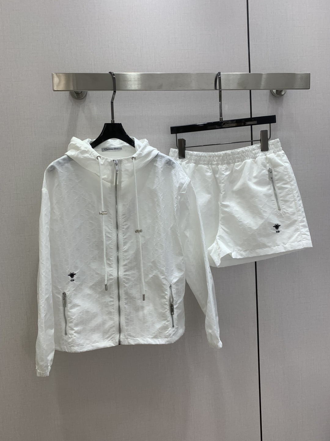 NO:760624,Highly recommended for the early spring of 26, the new jacquard hooded shorts suit, jacquard fabric, cute style, full of small details are a plus. Exquisite workmanship, age-reducing fashion, good hold style, won the hearts of fairies, soft and textured, classic, two colors SML code, high quality ABC,,shorts,hats,19860909强烈推荐 26早春新款 提花连帽短裤套装 提花面料 可A可乖的风格,满满小细节太加分了.做工精致 减龄时尚 好HOLD住造型 深得仙女心 柔软有质感 经典之作 两个色 SML码 高品质ABC,,shorts,hats,,Women's clothing