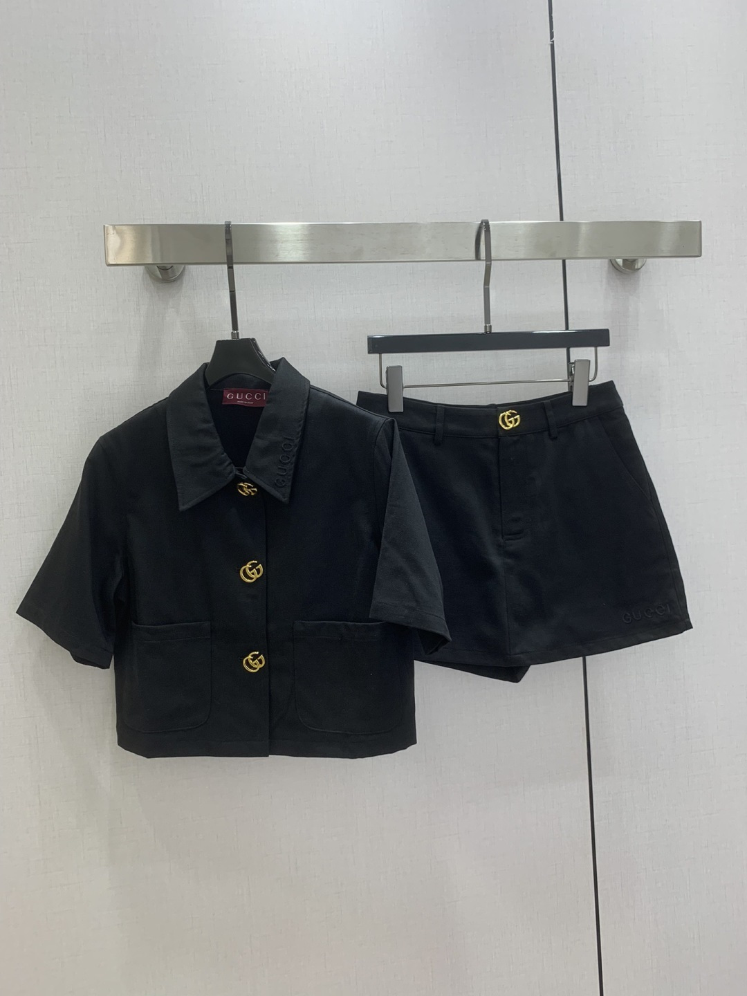 NO:760611,Highly recommended for early spring 26. Hardware lapel skirt suit. Adorable style. Full of small details. Exquisite workmanship. Age-reducing fashion. Good hold style. Won the hearts of fairies. Soft and textured. Classic. One color SML code. High quality ABC,,skirts,19860909强烈推荐 26早春新款 五金翻领半裙套装 可A可乖的风格,满满小细节太加分了.做工精致 减龄时尚 好HOLD住造型 深得仙女心 柔软有质感 经典之作 一个色 SML码 高品质ABC,,skirts,,Women's clothing