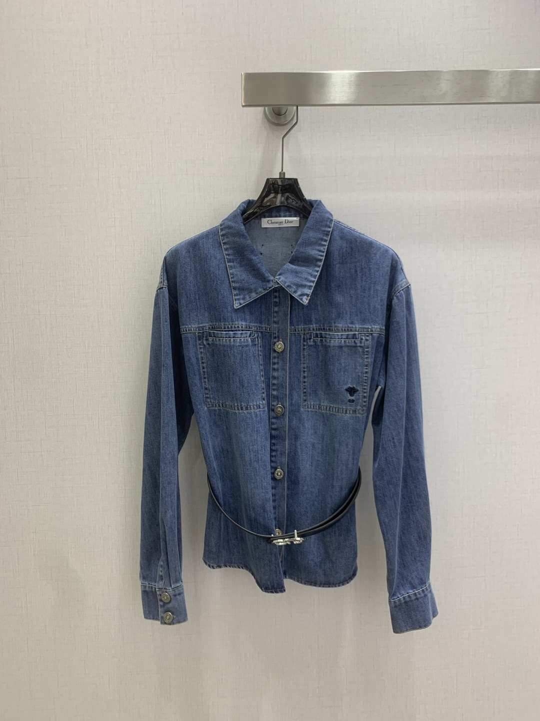 NO:762139,Highly recommended 26 early spring new style lapel belt denim shirt jacket, high version production ~ super fashionable new denim denim, unique color tone on the upper body, cool and sassy, ​​fine texture, natural cotton feel, both muscular and soft, super beautiful!  The details and workmanship are super good, new products are in stock, one color SML code, high quality ABC, jackets & coats, shirts,19860909强烈推荐 26早春新款 翻领腰带牛仔衬衫外套 高版出品~超时髦新款丹宁牛仔 个性色调上身又酷又飒爽 纹理细腻,棉感自然,既有筋骨感又不失柔软,超级漂亮！细节做工超级好,新品现货开抢 一个色 SML码 高品质ABC,,jackets & coats,shirts,,Women's clothing