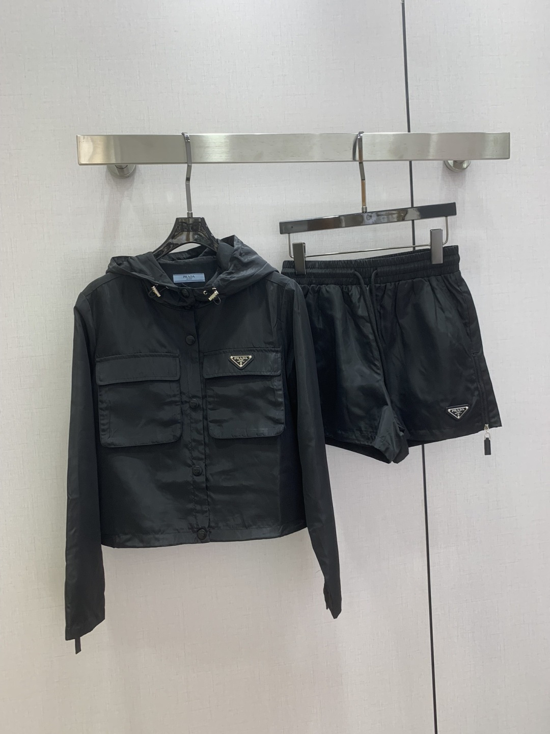 NO:762102,Highly recommended 26 early spring new hooded double-pocket shorts suit. Adorable style, full of small details. Exquisite workmanship, age-reducing fashion, good hold style, won the hearts of fairies, soft and textured, classic, two colors SML code, high quality ABC,,shorts,hats,19860909强烈推荐 26早春新款 连帽双口袋短裤套装 可A可乖的风格,满满小细节太加分了.做工精致 减龄时尚 好HOLD住造型 深得仙女心 柔软有质感 经典之作 两个色 SML码 高品质ABC,,shorts,hats,,Women's clothing