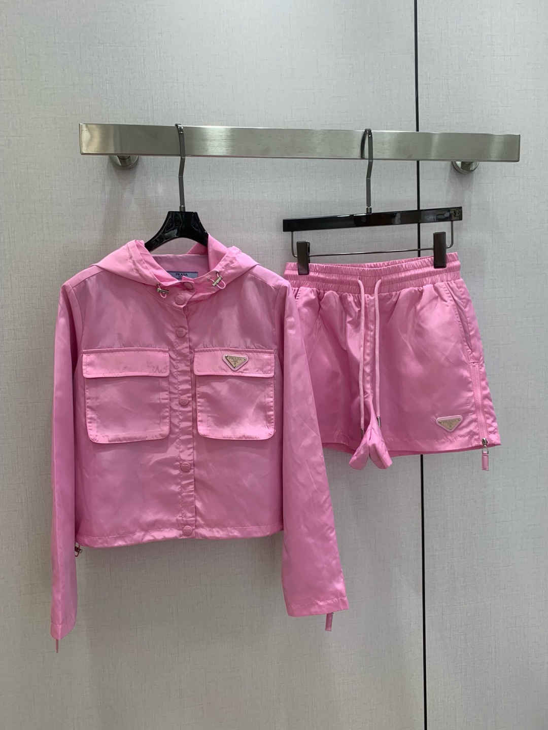 NO:762111,Highly recommended 26 early spring new hooded double-pocket shorts suit. Adorable style, full of small details. Exquisite workmanship, age-reducing fashion, good hold style, won the hearts of fairies, soft and textured, classic, two colors SML code, high quality ABC,,shorts,hats,19860909强烈推荐 26早春新款 连帽双口袋短裤套装 可A可乖的风格,满满小细节太加分了.做工精致 减龄时尚 好HOLD住造型 深得仙女心 柔软有质感 经典之作 两个色 SML码 高品质ABC,,shorts,hats,,Women's clothing