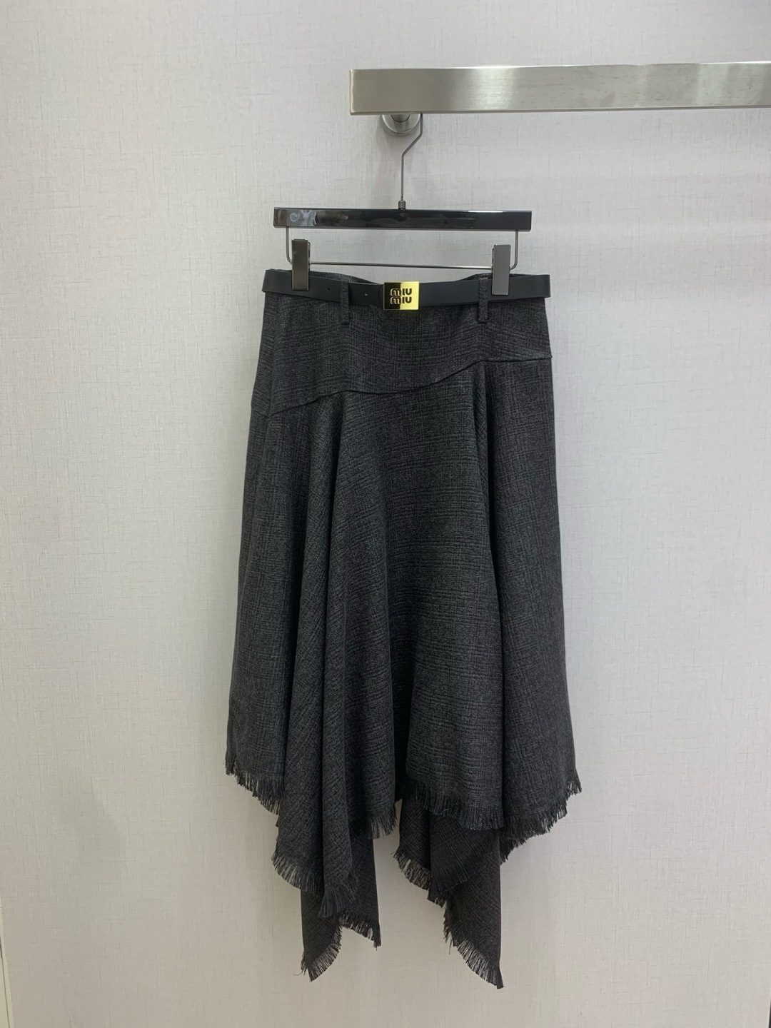 NO:762125,Highly recommended for the early spring of 26. Irregular tassel belt skirt. Nostalgic and retro. A very thoughtful one. The upper body is cool and sassy. Made of customized high-quality fabrics. The texture is fine and the cotton feels natural. It is muscular yet soft. It has neat three-dimensional tailoring. One color SML code. High-quality ABC,,skirts,19860909强烈推荐 26早春新款 不规则流苏腰带半裙 怀旧复古 非常用心的一款 上身又酷又飒爽 采用定制高品质面料 纹理细腻,棉感自然,既有筋骨感又不失柔软,利落立体剪裁 一个色 SML码 高品质ABC,,skirts,,Women's clothing