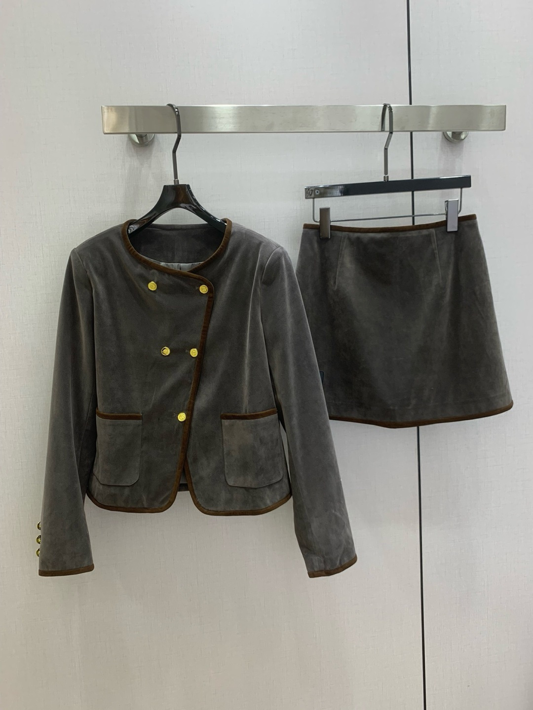 NO:762129,Highly recommended 26 early spring new style, contrasting color leather label skirt suit, cute style, full of small details, great points. Exquisite workmanship, age-reducing fashion, good hold style, won the hearts of fairies, soft and textured, classic, one color SML code, high quality ABC,,skirts,19860909强烈推荐 26早春新款 撞色皮标半裙套装 可A可乖的风格,满满小细节太加分了.做工精致 减龄时尚 好HOLD住造型 深得仙女心 柔软有质感 经典之作 一个色 SML码 高品质ABC,,skirts,,Women's clothing