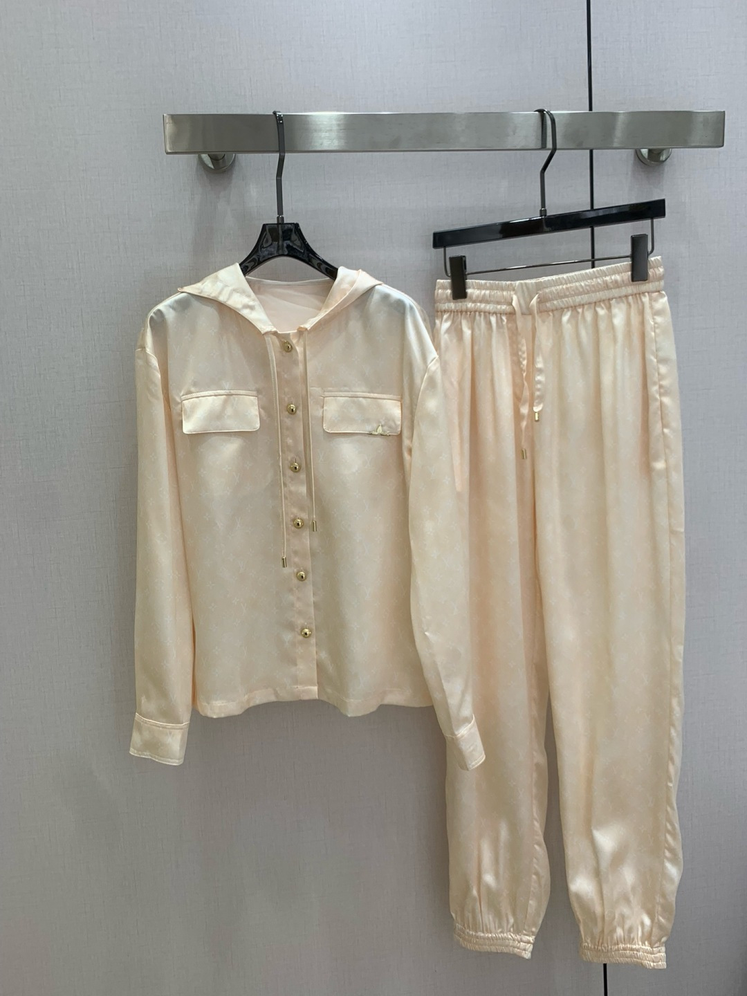 NO:762133,Highly recommended 26 early spring new hooded printed trousers suit, silky fabric, retro and fashionable, low-key temperament and luxurious high-end!  The styles are versatile and not picky, customized technical fabrics, workmanship quality depends on the details. Bai Fumei is a must-have!  One color SML code high quality ABC,,hats,19860909强烈推荐 26早春新款 连帽印花长裤套装 丝滑面料 复古时髦 低调气质又奢华高级！版型百搭不挑人,定制科技面料 做工品质看细节.白富美必入！一个色 SML码 高品质ABC,,hats,,Women's clothing