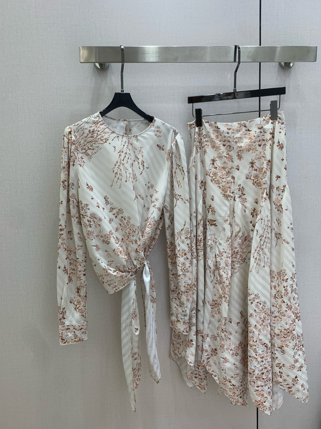 NO:762137,Highly recommended 26 early spring new style, irregular strapped printed long skirt suit, elegant and smart, simple yet exuding luxury, and the workmanship of the whole dress is very fine!  The pattern is simple and clear at a glance, beautiful and fantasy, low-key yet eye-catching, you must choose this one. One color SML code, high quality ABC,,skirts,19860909强烈推荐 26早春新款 不规则系带印花长半裙套装 飘逸灵动 简约中流露出高奢 整件衣服做工更是非常精细！ 版型简单一目了然,美伦美幻 低调又要引人注目,必选这款 一个色 SML码 高品质ABC,,skirts,,Women's clothing