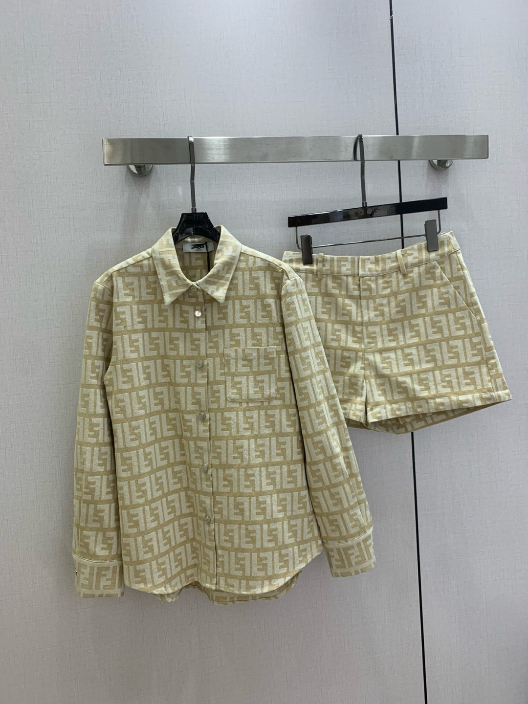 NO:762679,Highly recommended 26 early spring new style lapel pocket shirt jacket presbyopic pocket shorts separate batches produced at rocket speed!  The whole piece is three-dimensional tailoring. It is all-round and exquisite. It super covers the flesh and makes the body look slimmer. It is super elongated in the proportion of the legs. Simple and refreshing. It gives a refreshing and fashionable sense of high-end. It is elegant and fashionable in daily life. It is very versatile. The color is very beautiful. The fabric is high-end and textured. One color SML code. High-quality outerwear, shorts, jackets & coats, shirts,19860909强烈推荐 26早春新款 翻领口袋衬衫外套老花口袋短裤 分开批 火箭速度出品！整件立体剪裁 全方位精致做上身超级遮肉显瘦 超拉腿部比例 简简单单 穿出清爽时髦的高级感 日常优雅又时髦巨百搭 颜色很好看 面料高级又有质感 一个色 SML码 高品质外,,shorts,jackets & coats,shirts,,Women's clothing