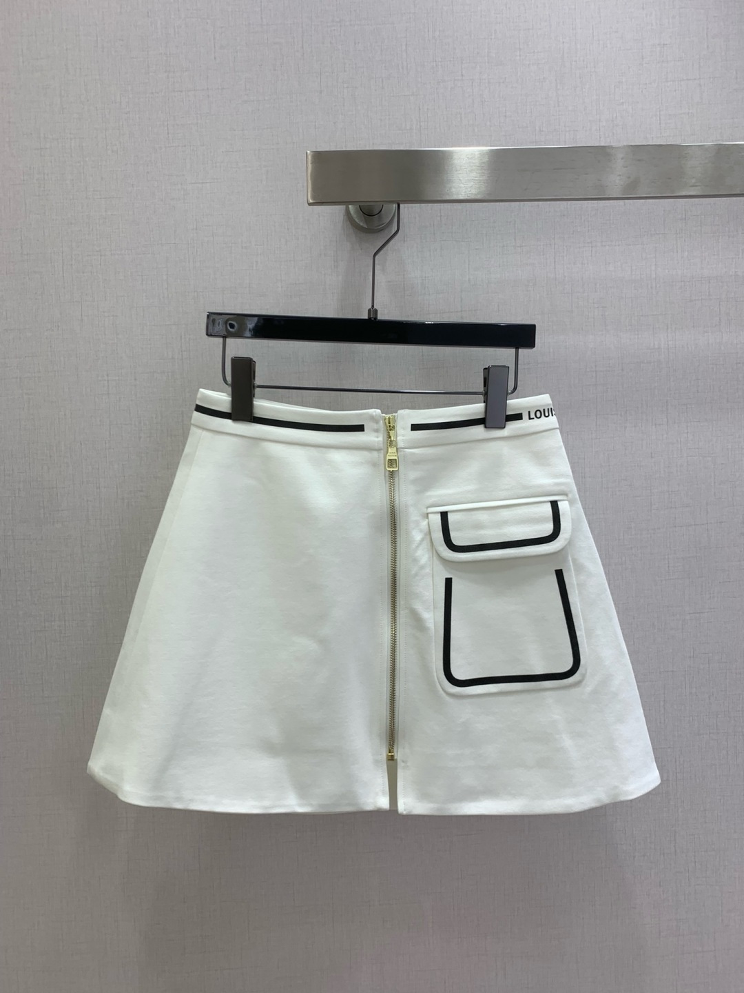 NO:762141,Highly recommended 26 early spring new style single pocket zipper skirt, fashionable and low-key, elegant and luxurious!  The styles are versatile and not picky, the original customized fabrics, the workmanship quality depends on the details. Bai Fumei is a must-have!  One color SMLXL code, high quality ABC,,skirts,19860909强烈推荐 26早春新款 单口袋拉链半裙 时髦低调 气质又奢华高级！版型百搭不挑人,原版定制面料 做工品质看细节.白富美必入！一个色 SMLXL码 高品质ABC,,skirts,,Women's clothing