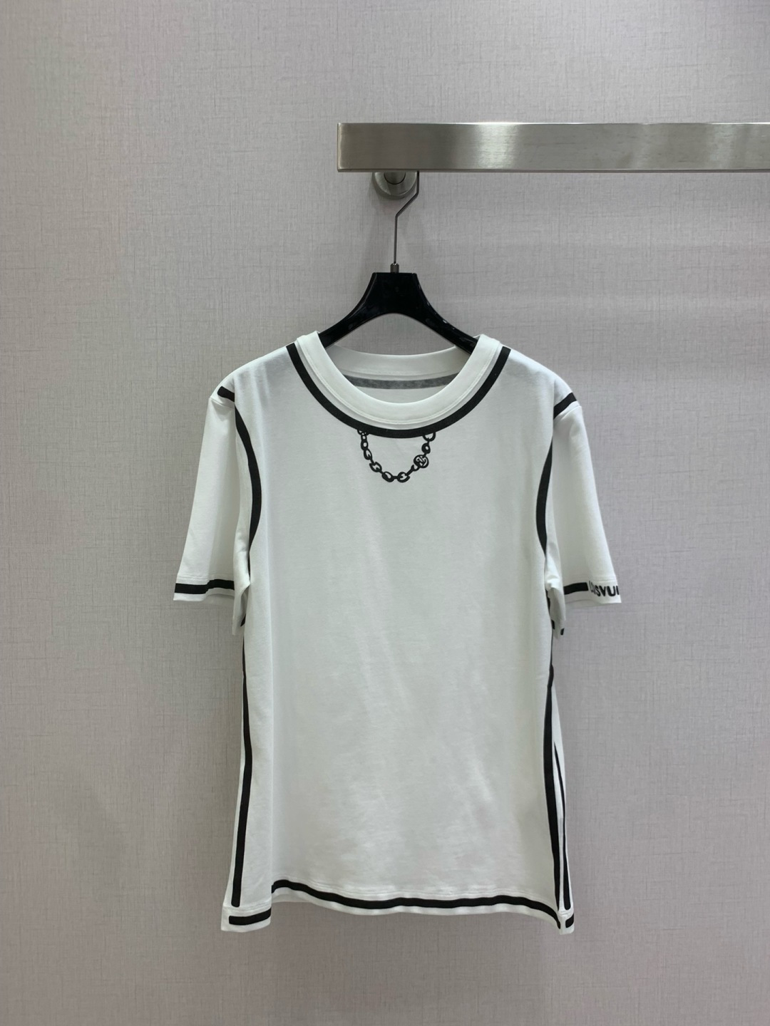 NO:762126,Highly recommended 26 early spring new letter chain printed short-sleeved T-shirt. It is very dense and feels great. It is a really hard-working one!  !  Perfect details, regular fit!  The upper body is not picky at all, it is simple and generous, and it instantly improves your temperament. Popular recommendation, one color SML code, high quality ABC, T-shirt, tees, t-shirt,19860909强烈推荐 26早春新款 字母链条印花短袖T恤 密度很高手感超好 真的费劲心血的一款！！细节完美 常规版型！上身完全不挑人简单大方,瞬间提升气质 爆款推荐,一个色 SML码 高品质ABC,,T-shirt,tees，t-shirt,,Women's clothing